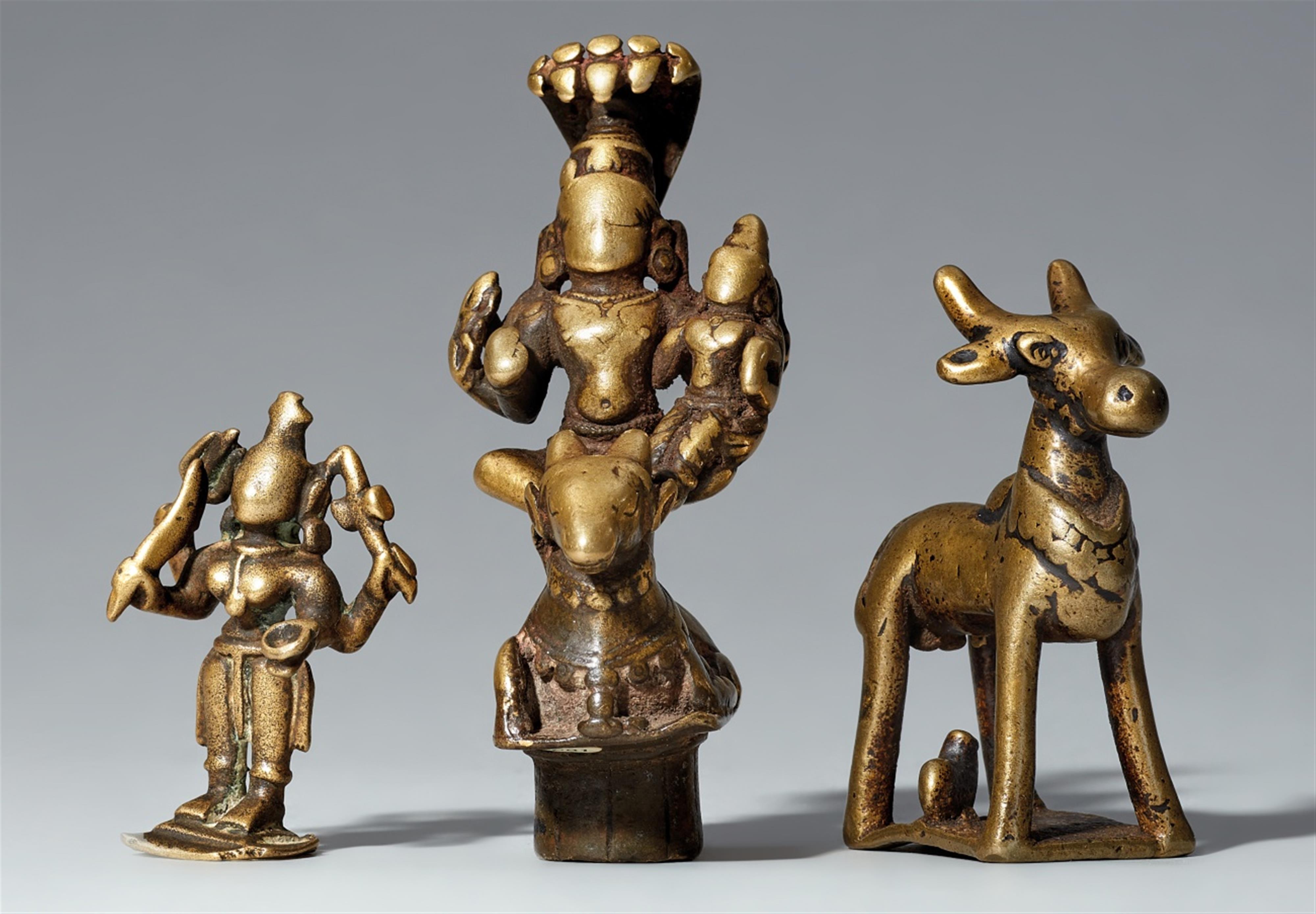 Drei kleine Figuren. Gelbguss. Zentral-Indien, südliches Dekkan. 16./19. Jh. - image-1