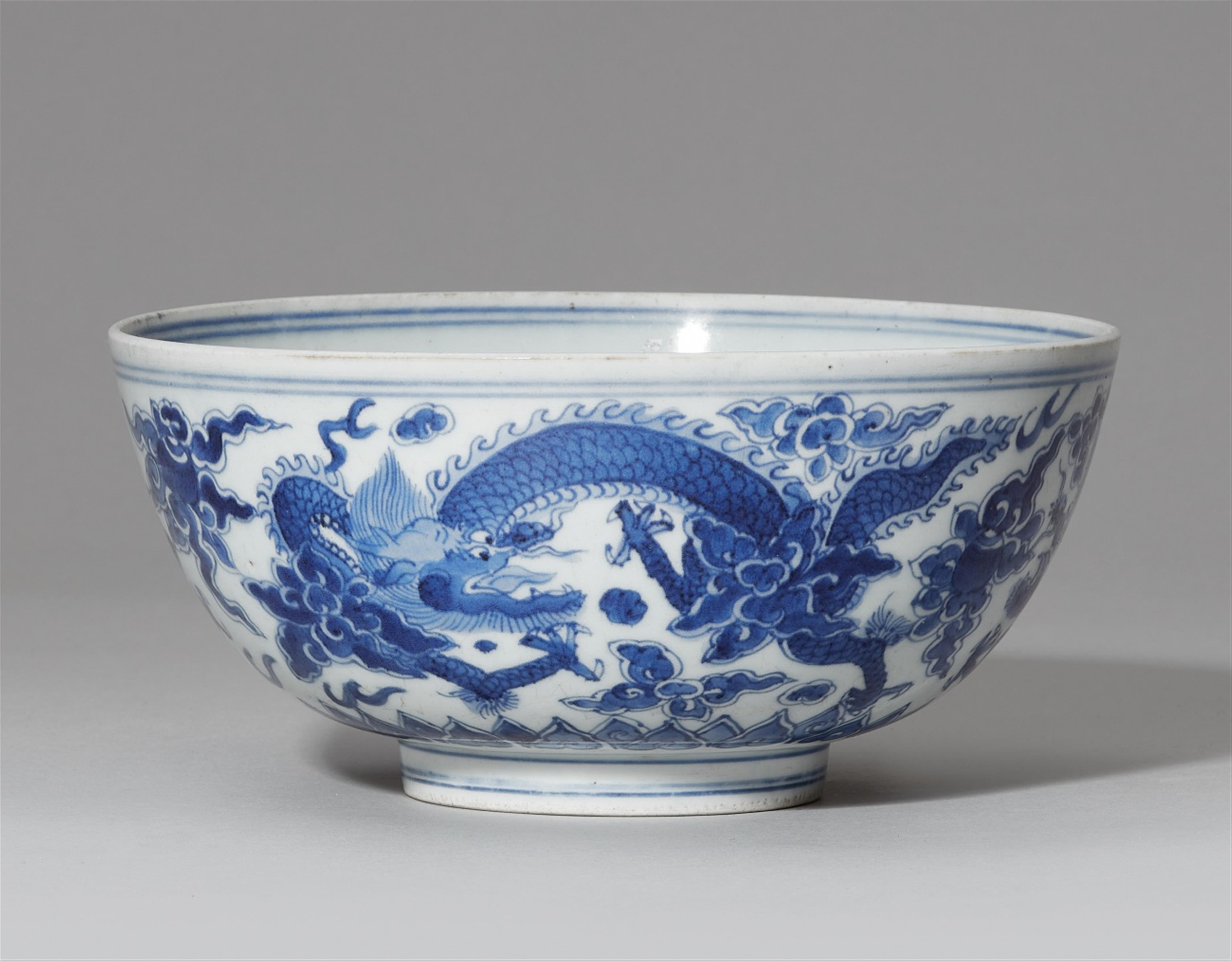A blue and white dragon bowl. 18th century - image-1