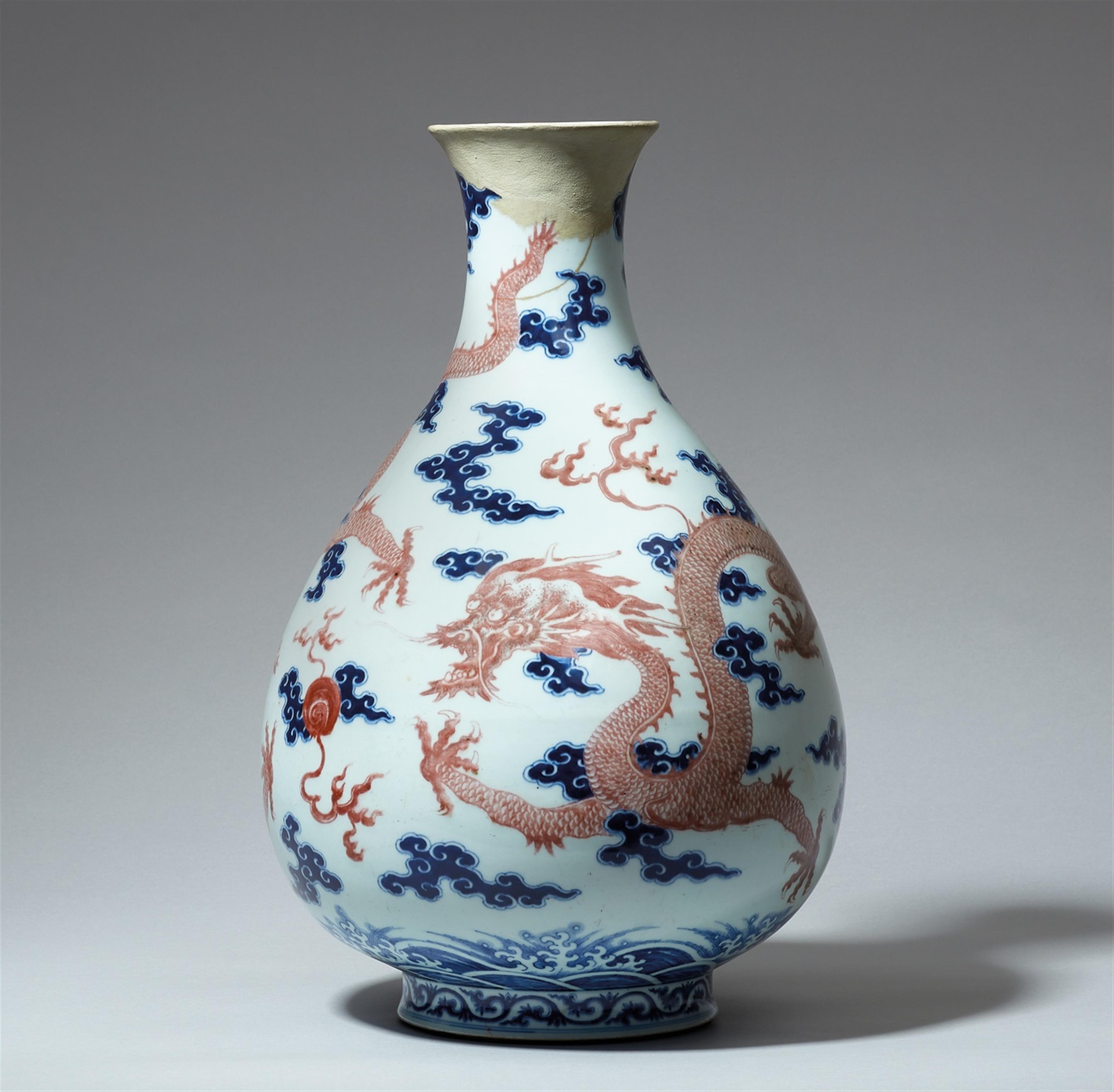 Drachenvase mit unterglasurblauem und kupferrotem Dekor. Qing-Zeit (1644–1911) - image-1