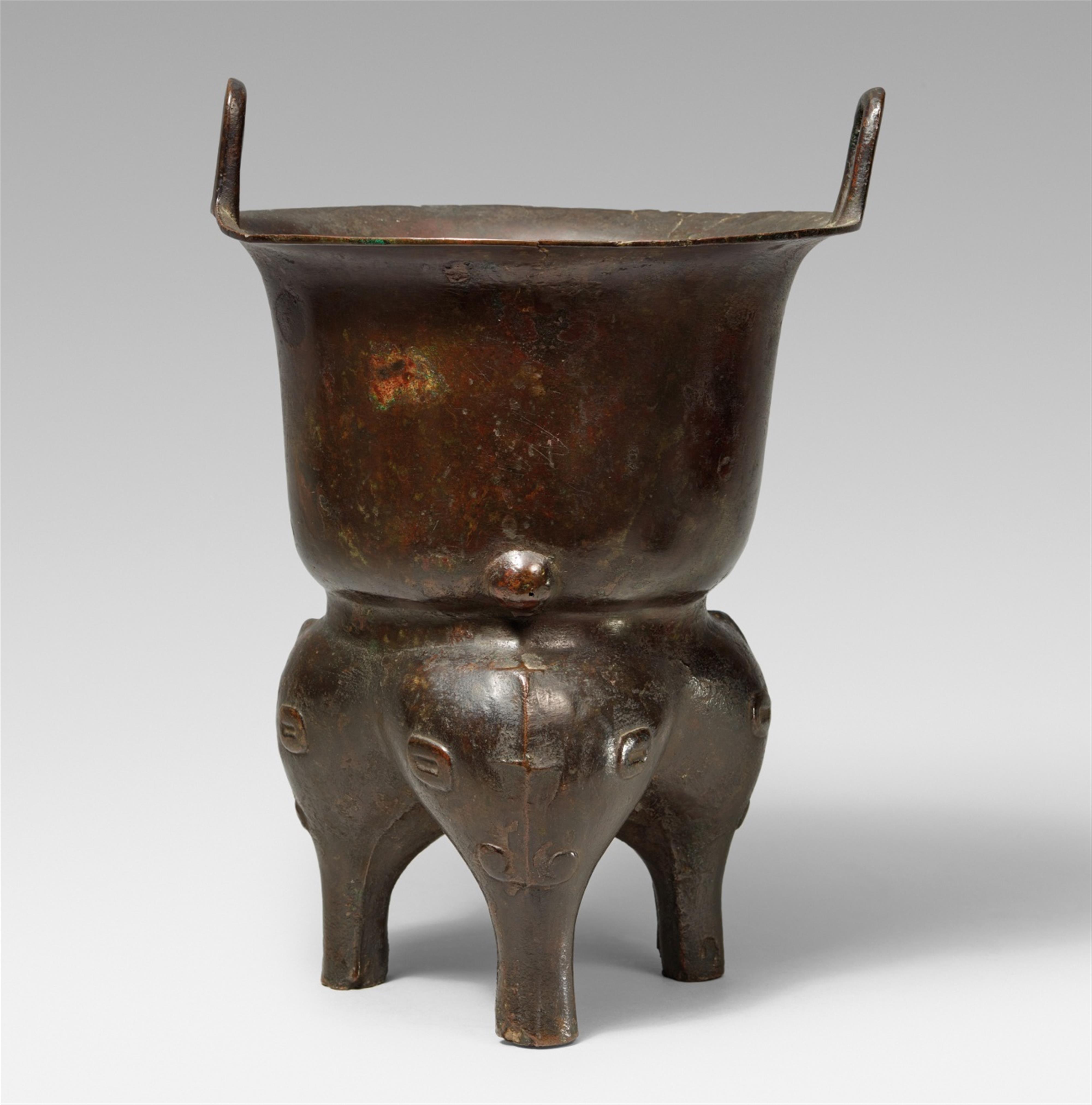 Archaisierendes Gefäß vom Typ yan. Bronze. Wohl Song-Zeit - image-1