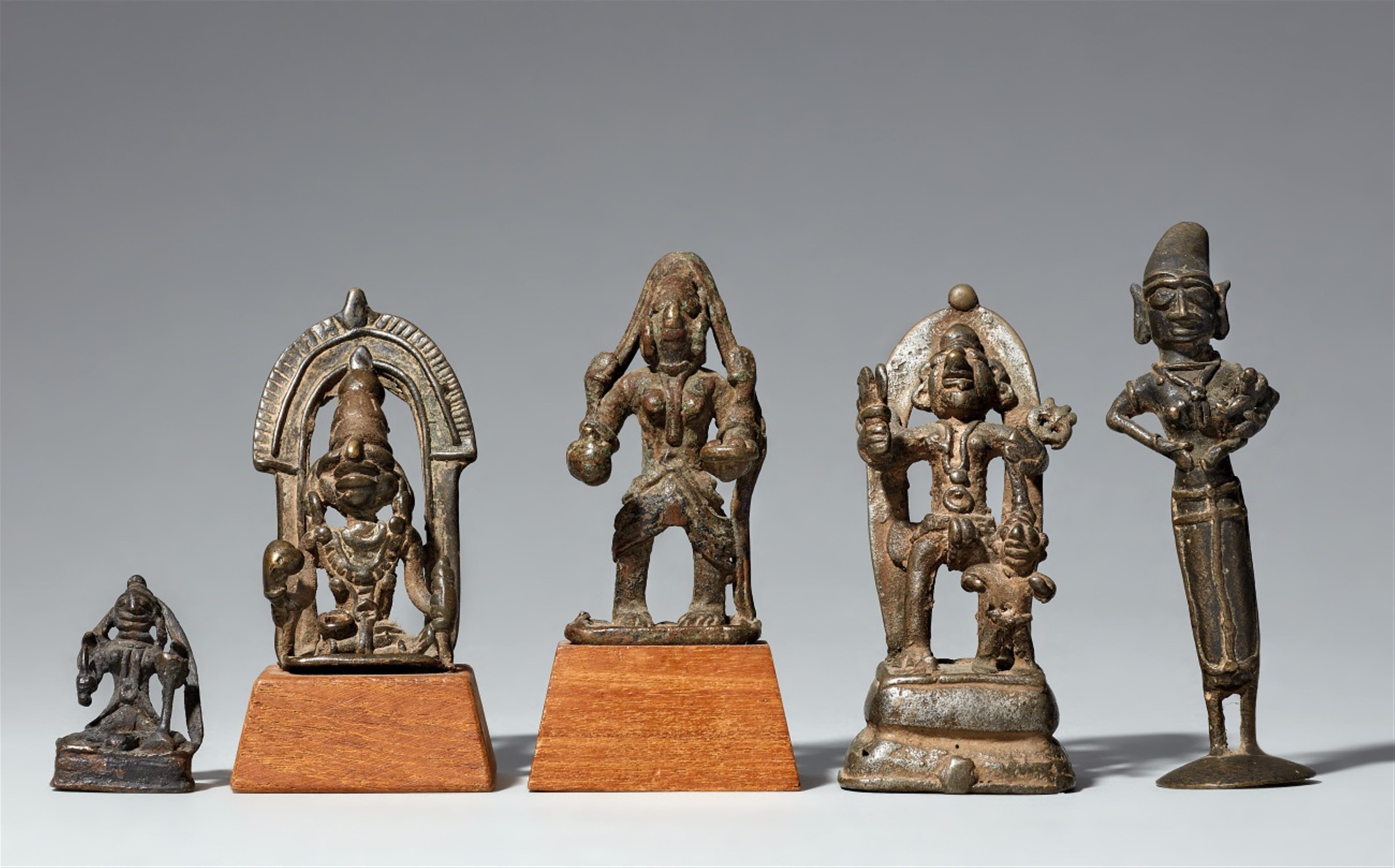 Vier Figuren von Gottheiten und eine Yasoda-Figur. Kupferlegierung. Zentral-Indien, Madhya Pradesh, Kandesh, und Süd-Indien. 19./20. Jh. - image-1