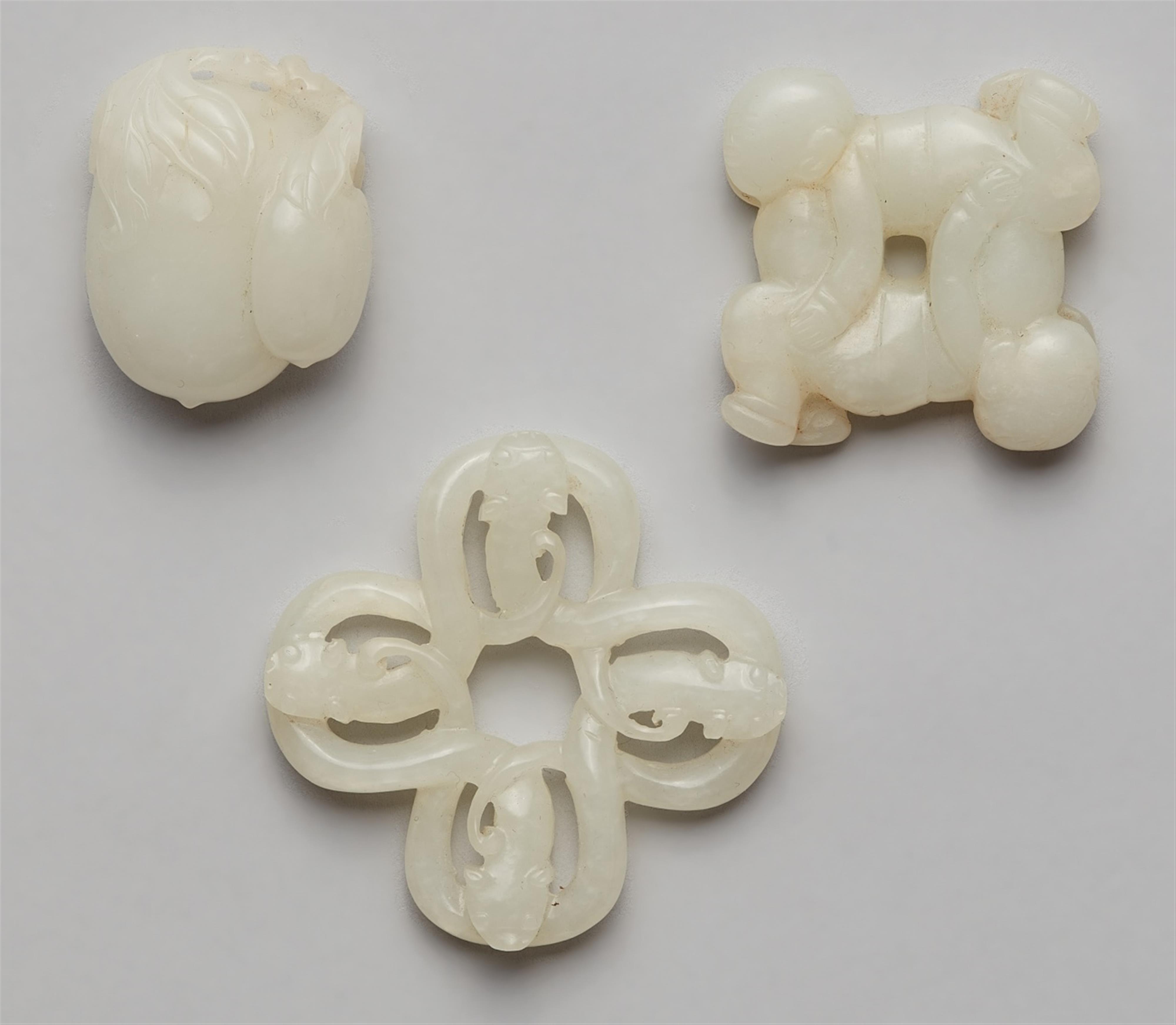Drei weiße Jade-Toggle in Form zweier Auberginen, zweier Jungen und eines Endlosknotens - image-1