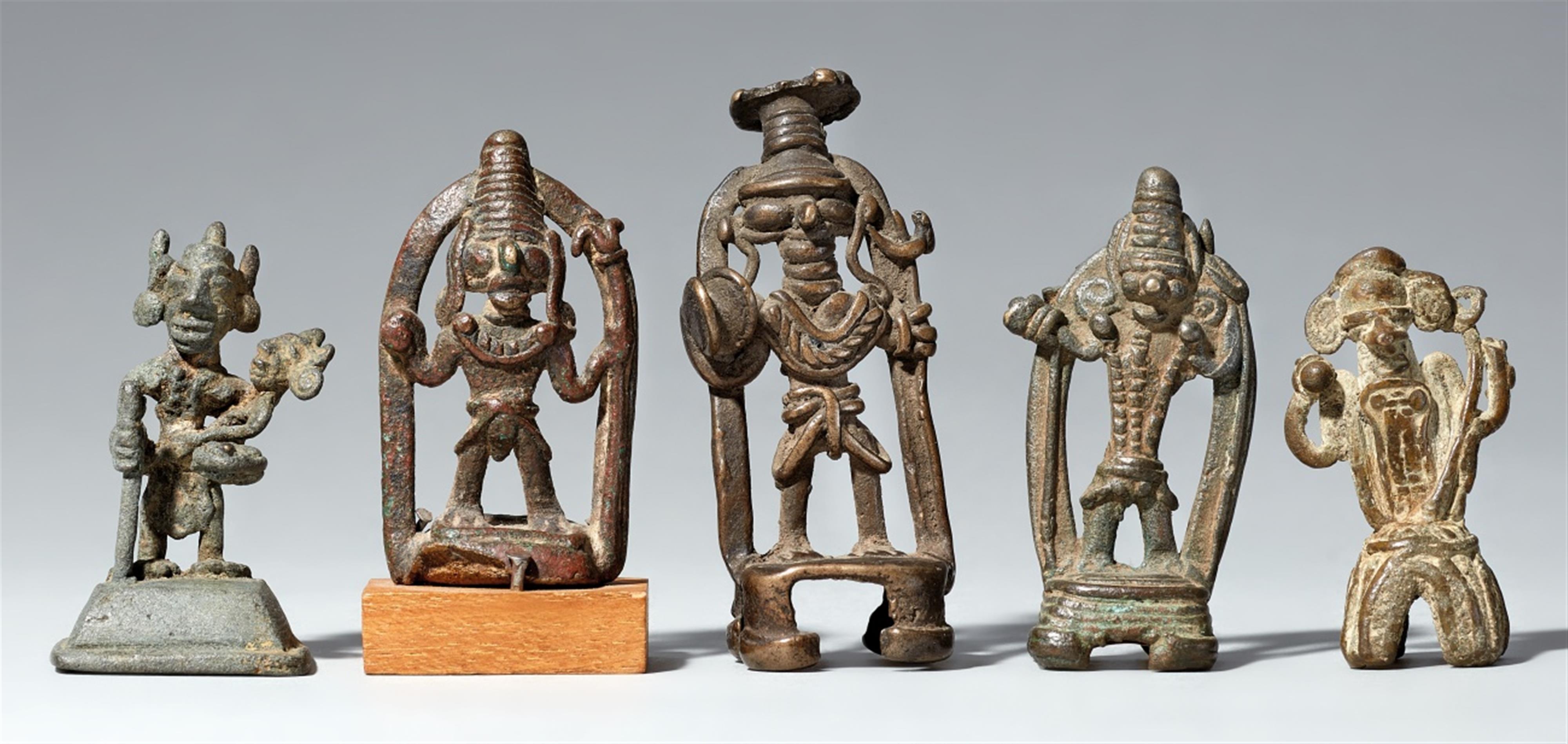 Vier Figuren von Gorakhnath und eine weitere Figur. Kupferlegierung. Zentral-Indien, Madhya Pradesh, Satpura-Berge/Cchindwara. 19./20. Jh. - image-1