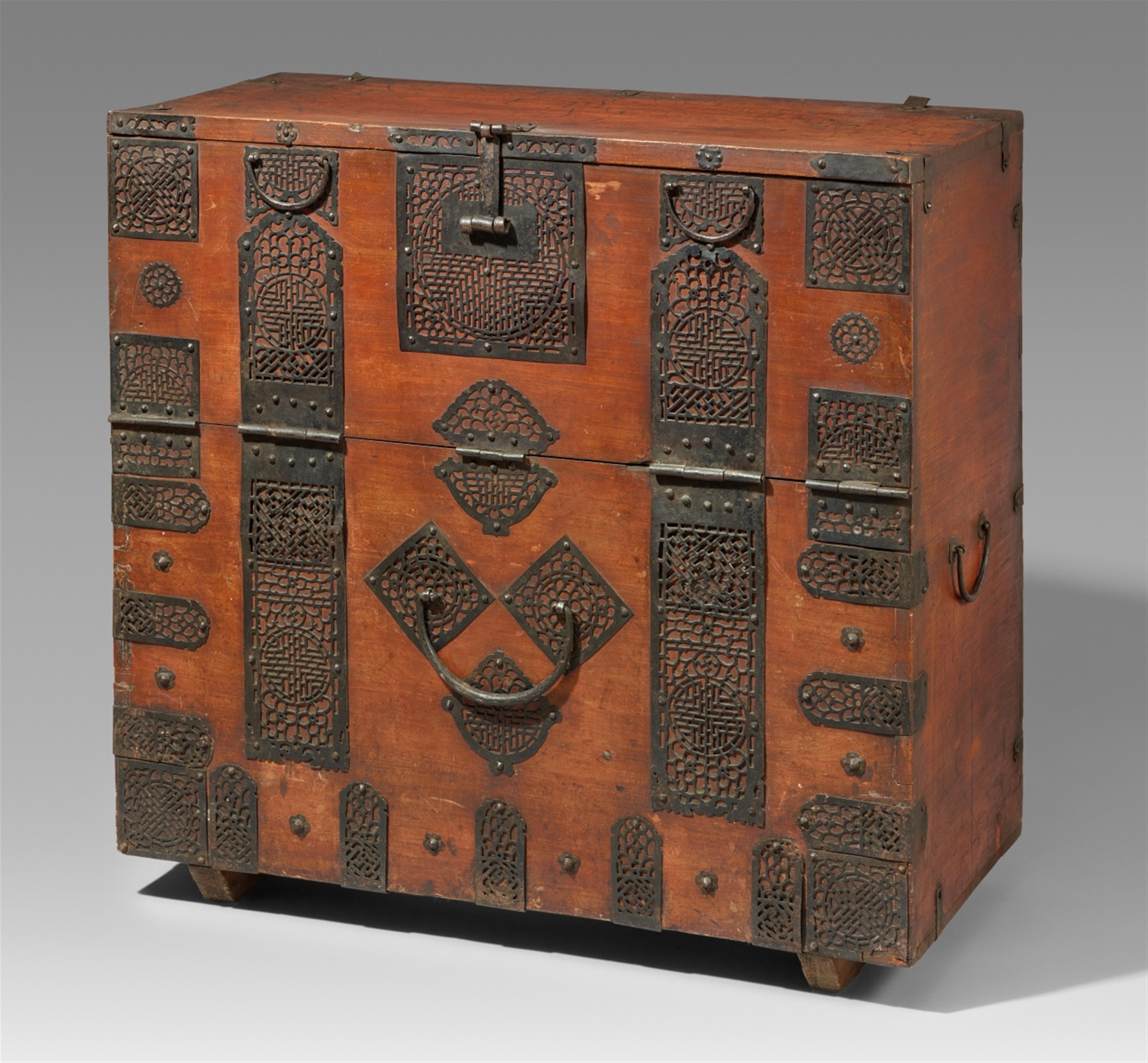 A North Korean wooden „blanket chest“ (bandaji) of ssung-ssung-i type with lace-like iron fittings - image-1
