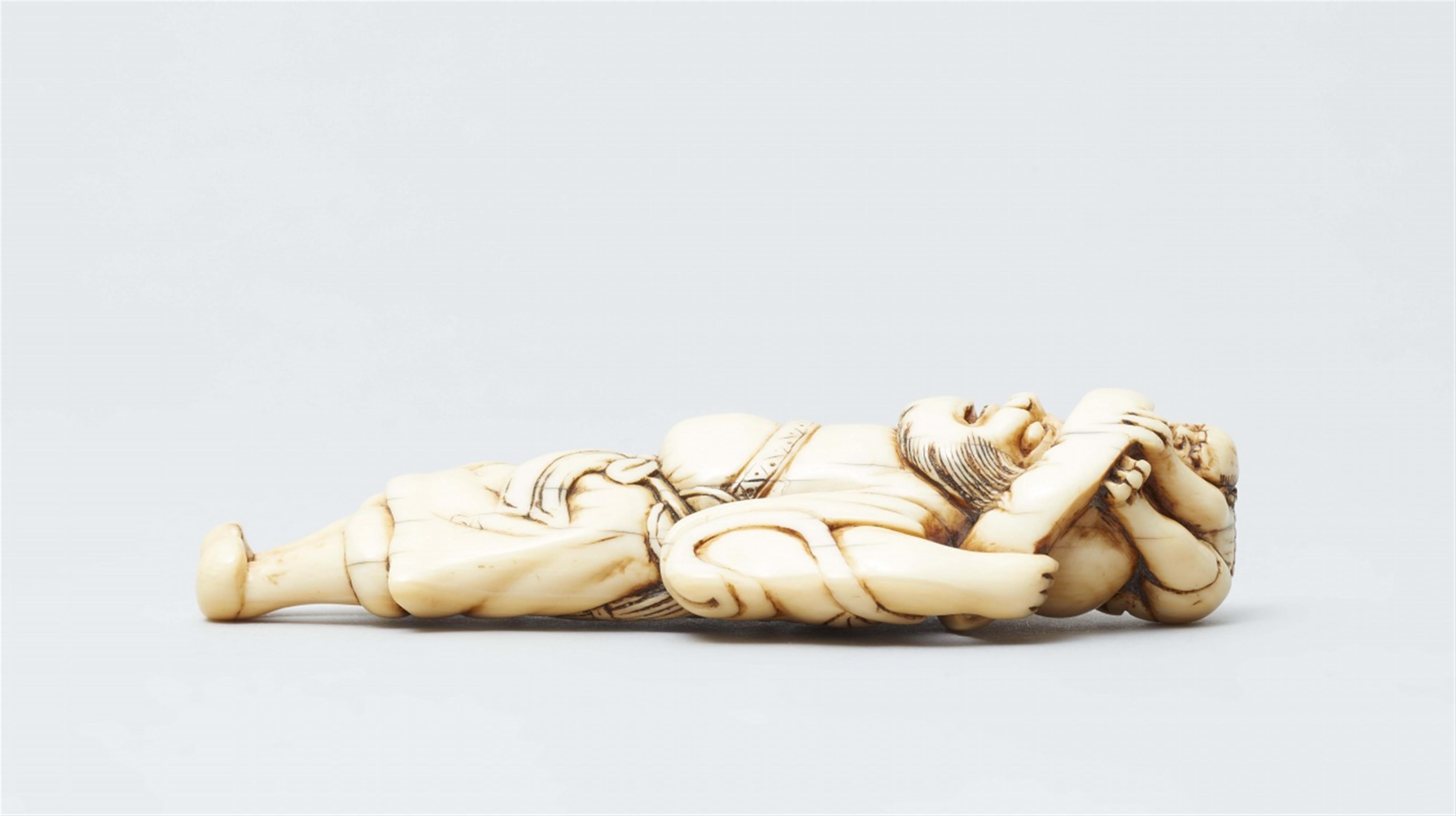 An ivory netsuke of Shoki and oni. Late 18th century - image-3