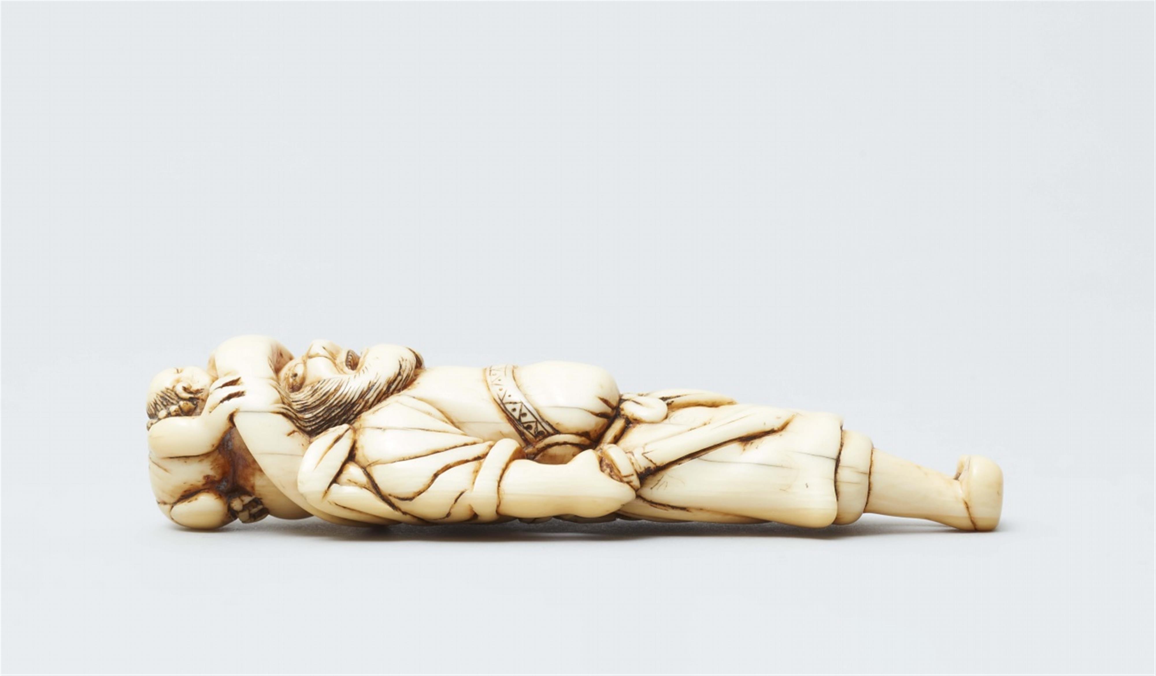 An ivory netsuke of Shoki and oni. Late 18th century - image-4