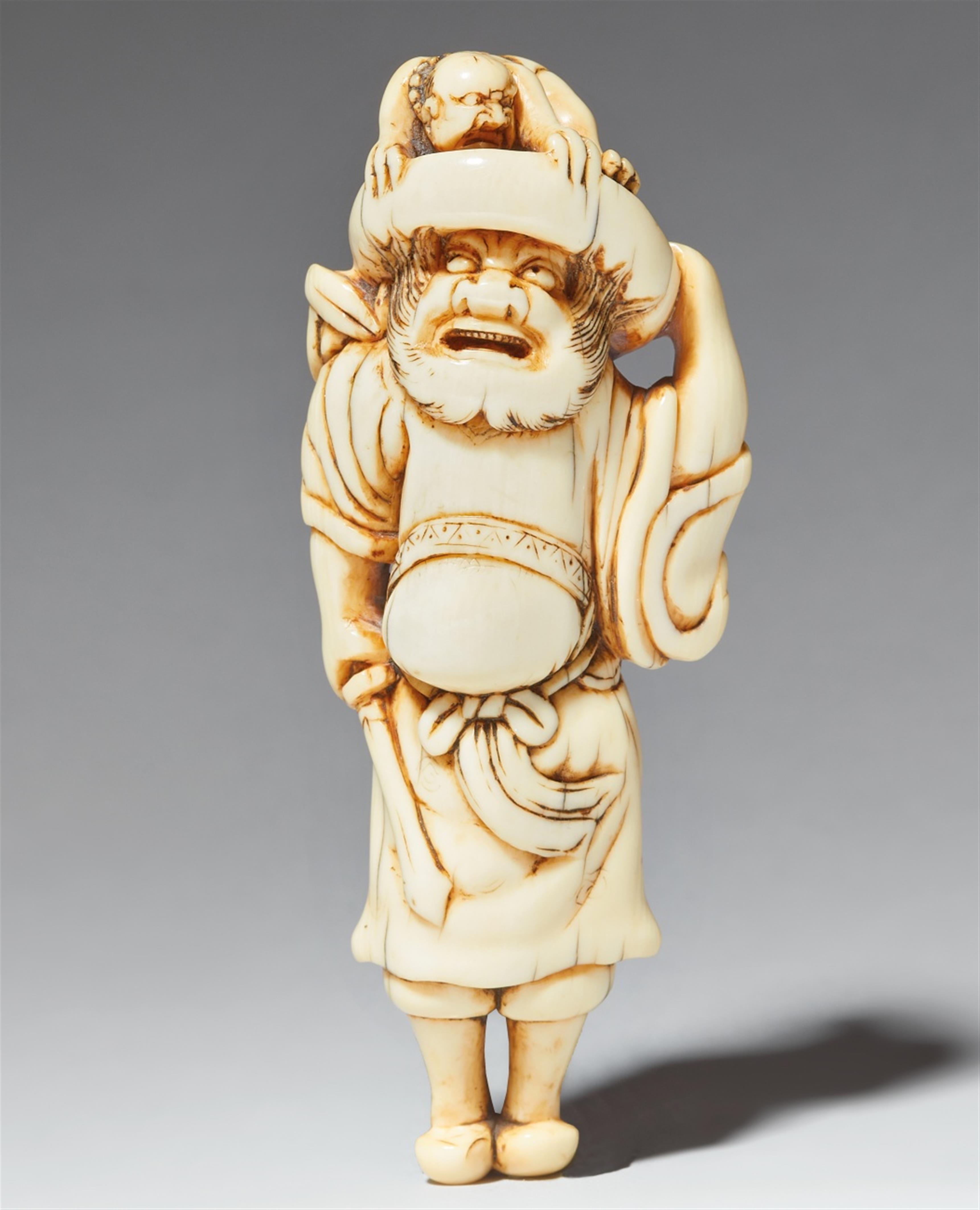 An ivory netsuke of Shoki and oni. Late 18th century - image-1