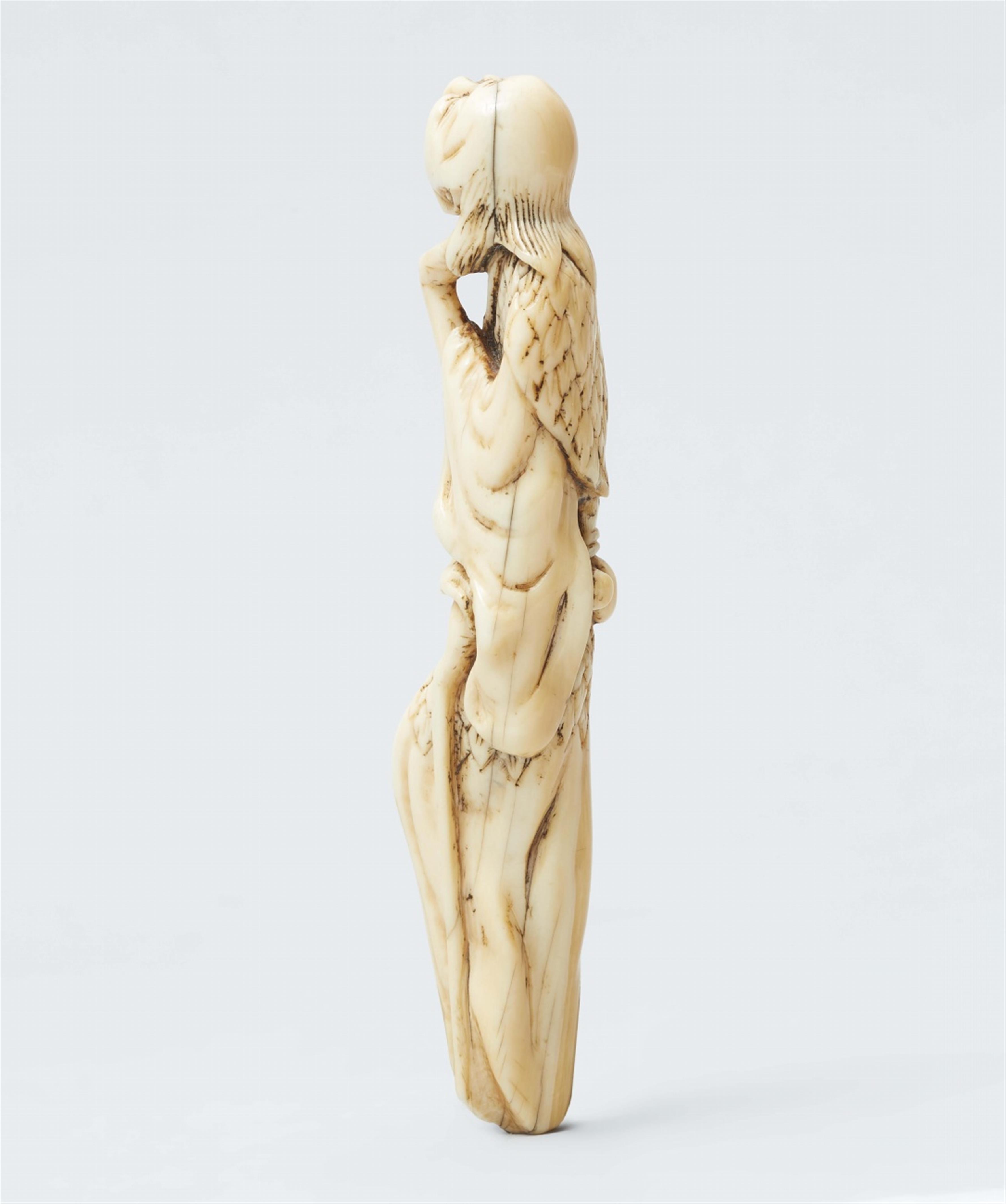 A large ivory netsuke of a sennin. Ca. 1800 - image-3