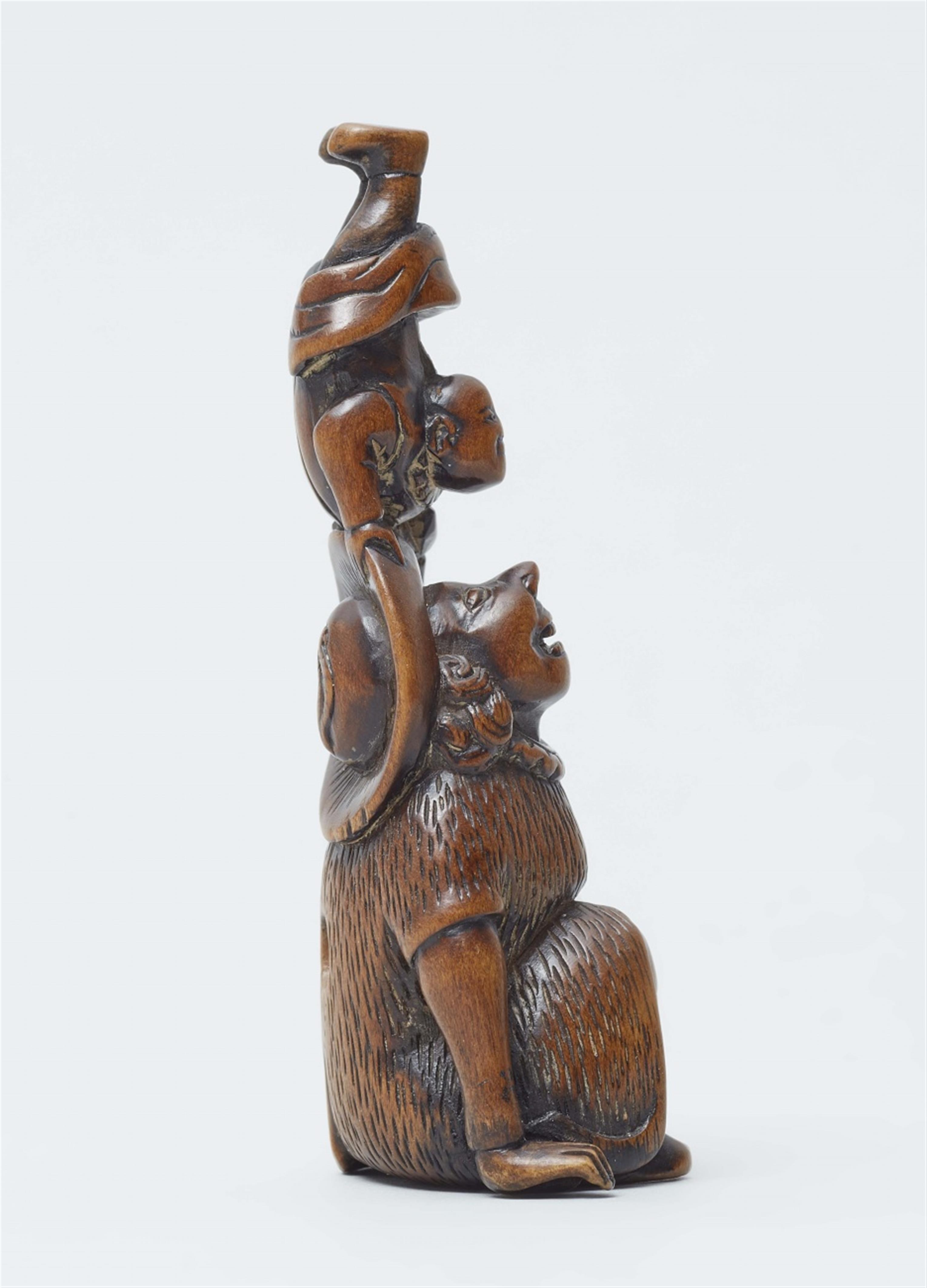A rare boxwood netsuke of a Dutchman with an acrobat. Late 18th century - image-2