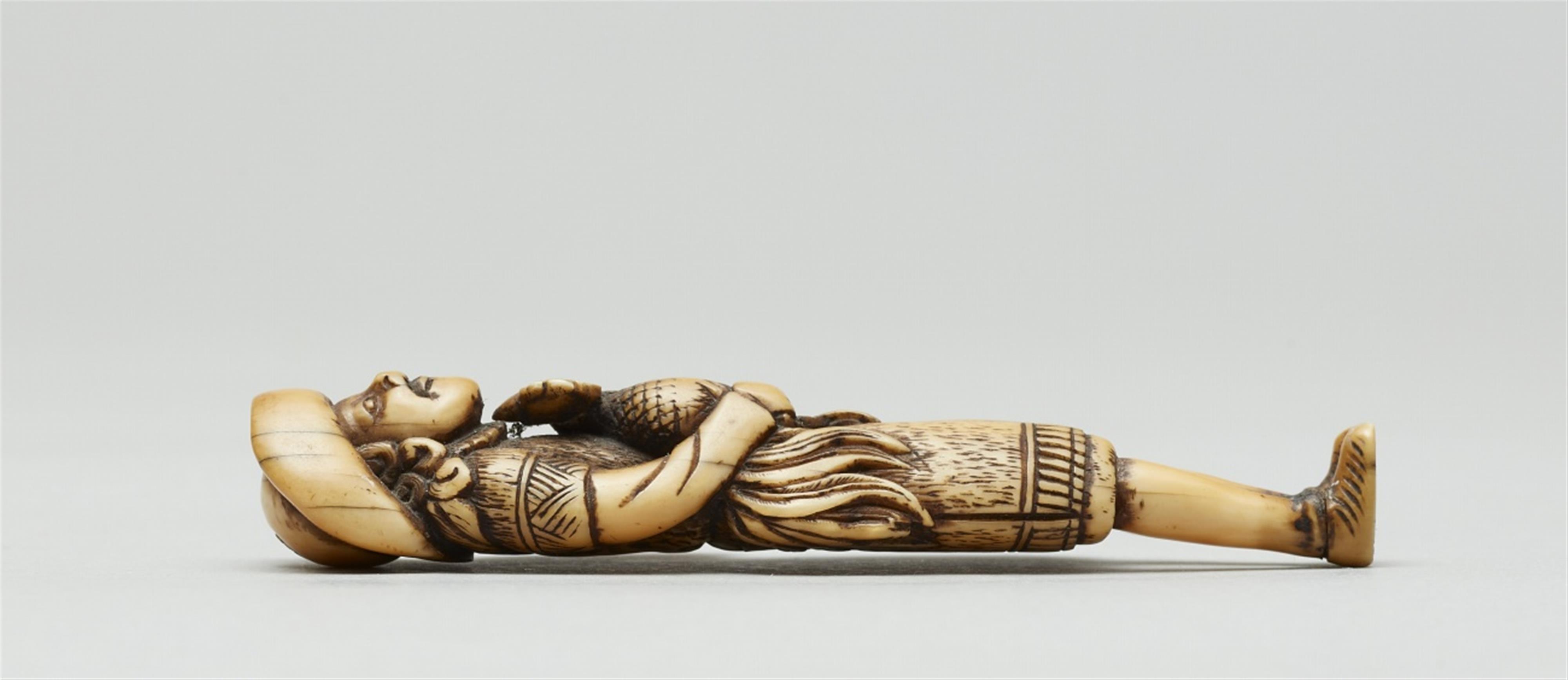 An ivory netsuke of a dutchman with a rooster. 18th century - image-4