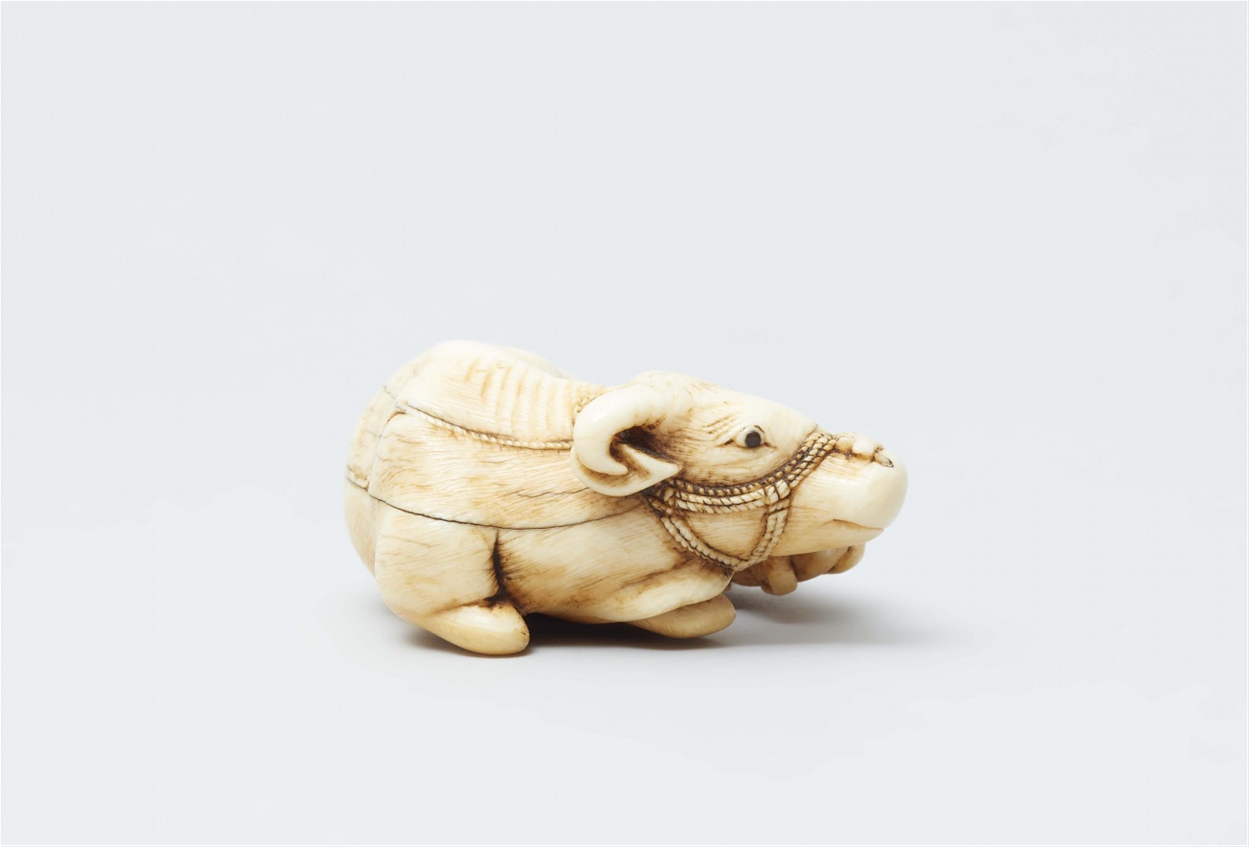 An ivory netsuke of an ox with young. Late 18th - image-2