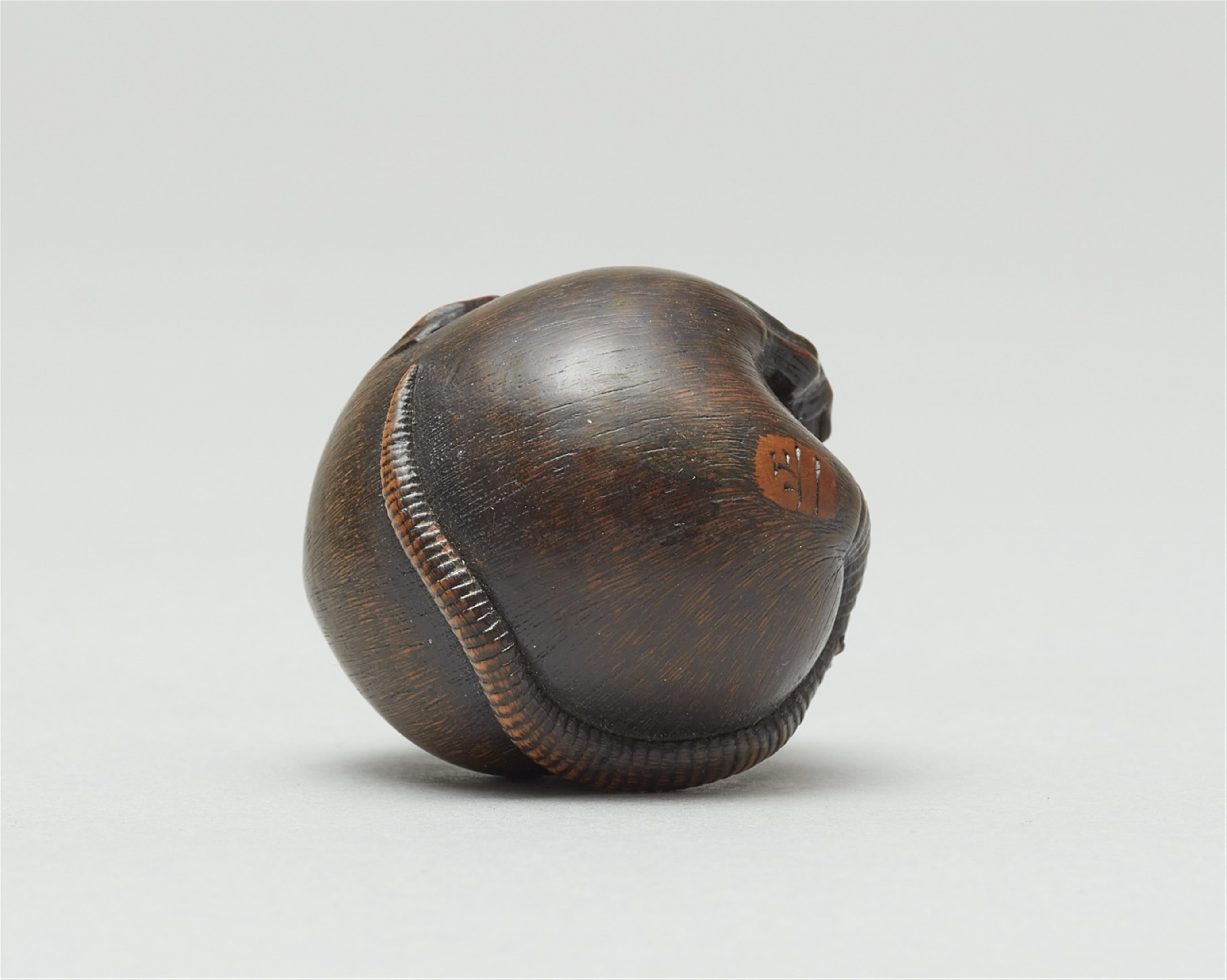 A boxwood netsuke of a coiled rat. Late 19th century - image-5