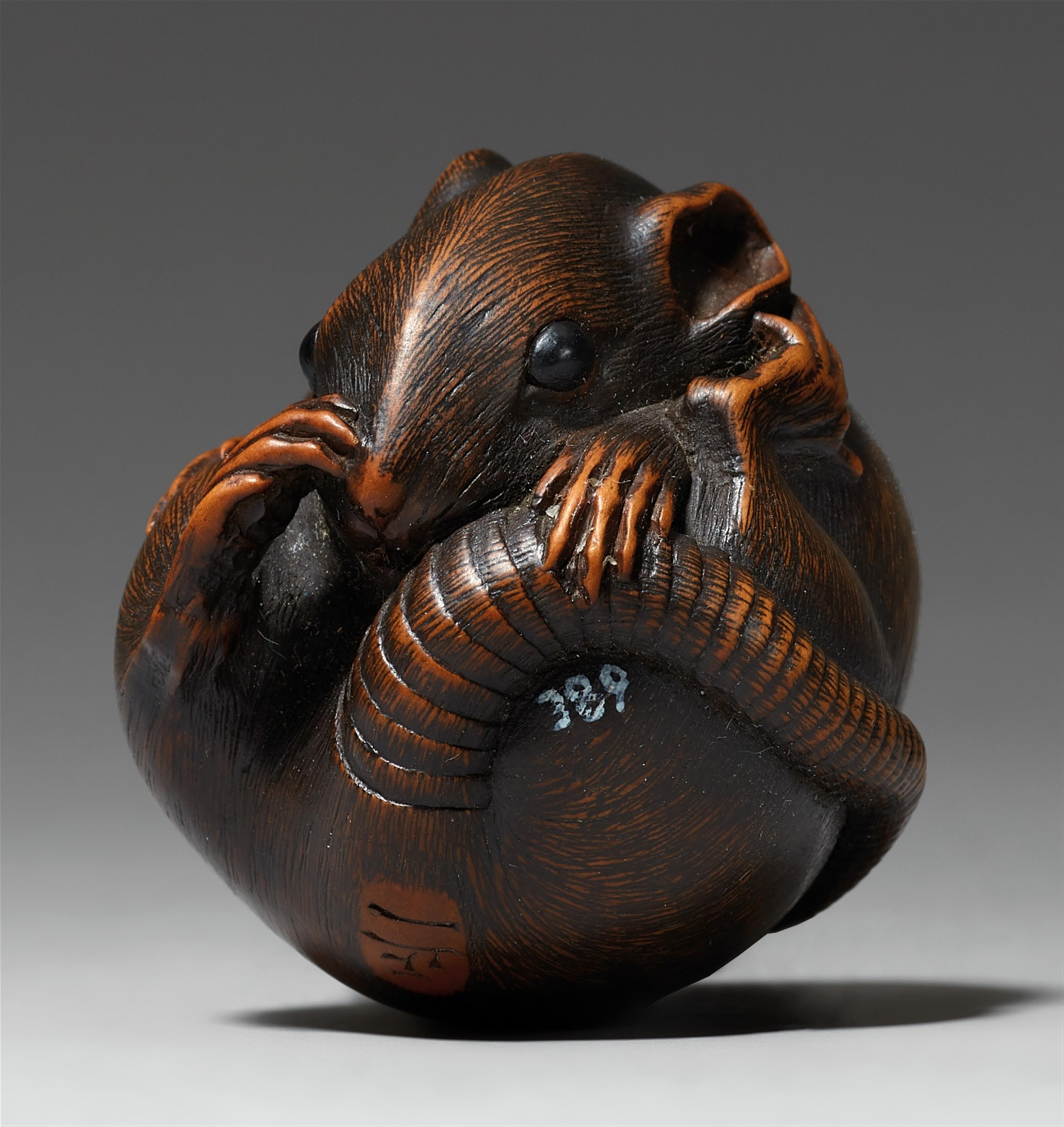 A boxwood netsuke of a coiled rat. Late 19th century - image-1