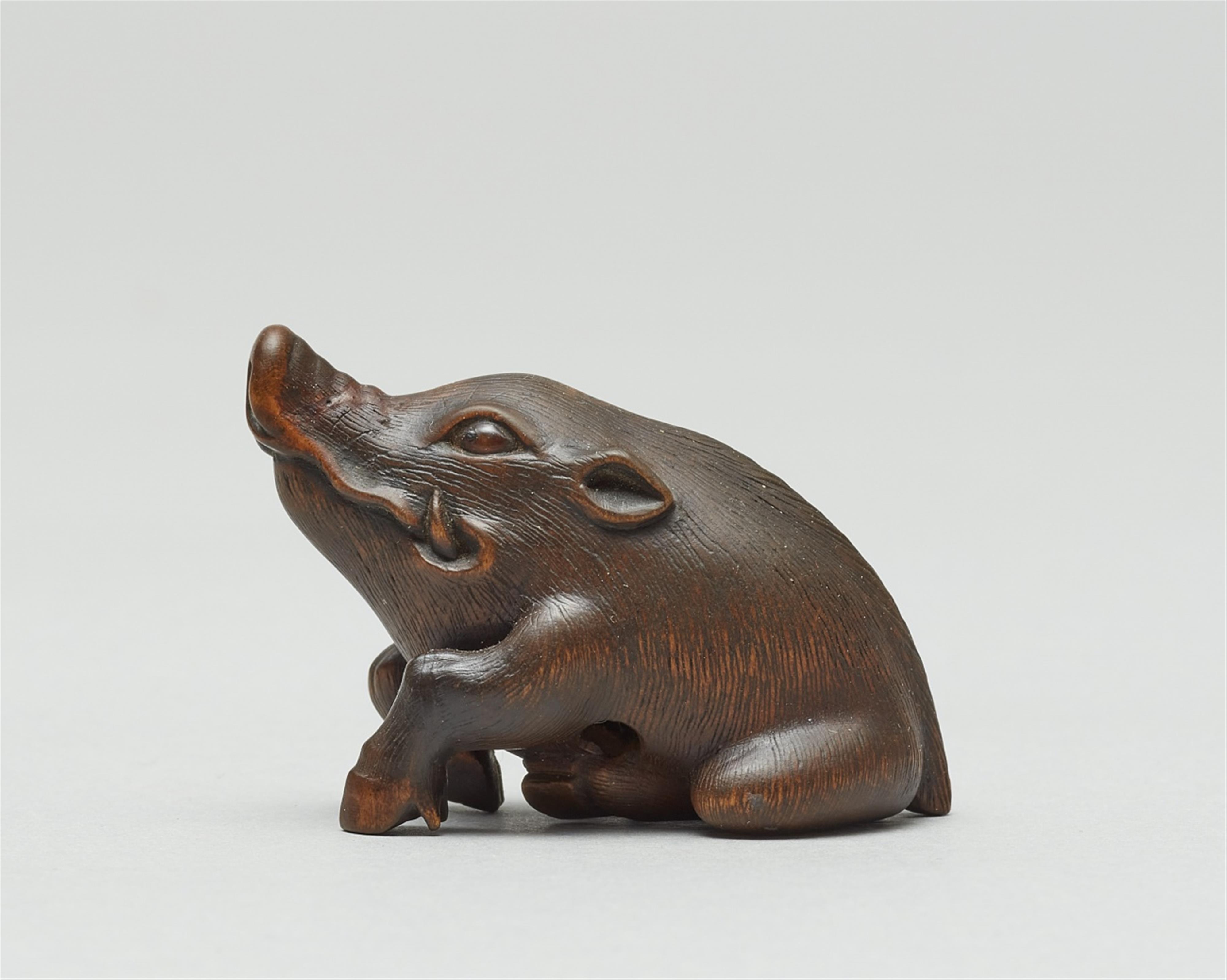 A boxwood netsuke of a boar. Early 20th century - image-2