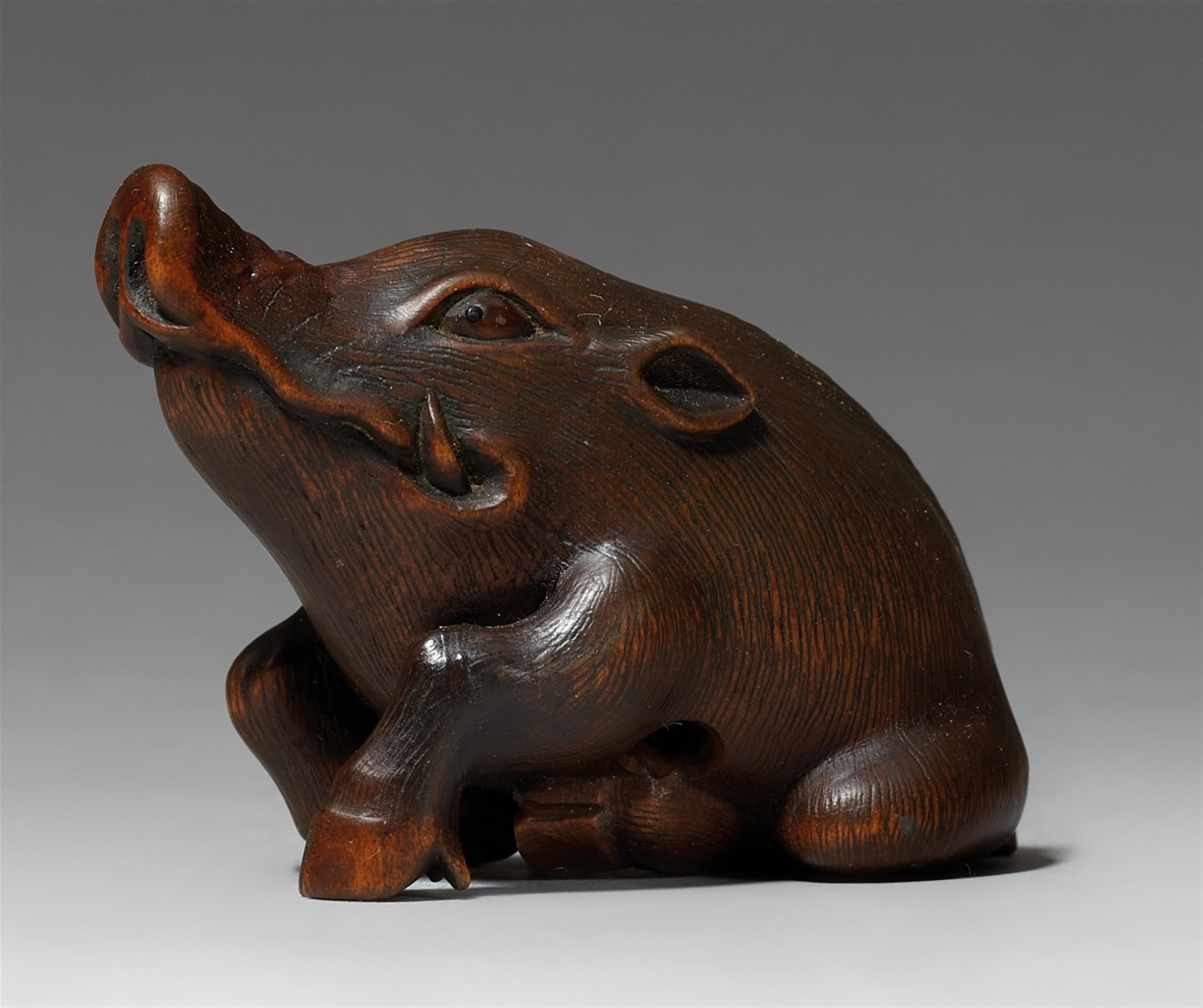 A boxwood netsuke of a boar. Early 20th century - image-1