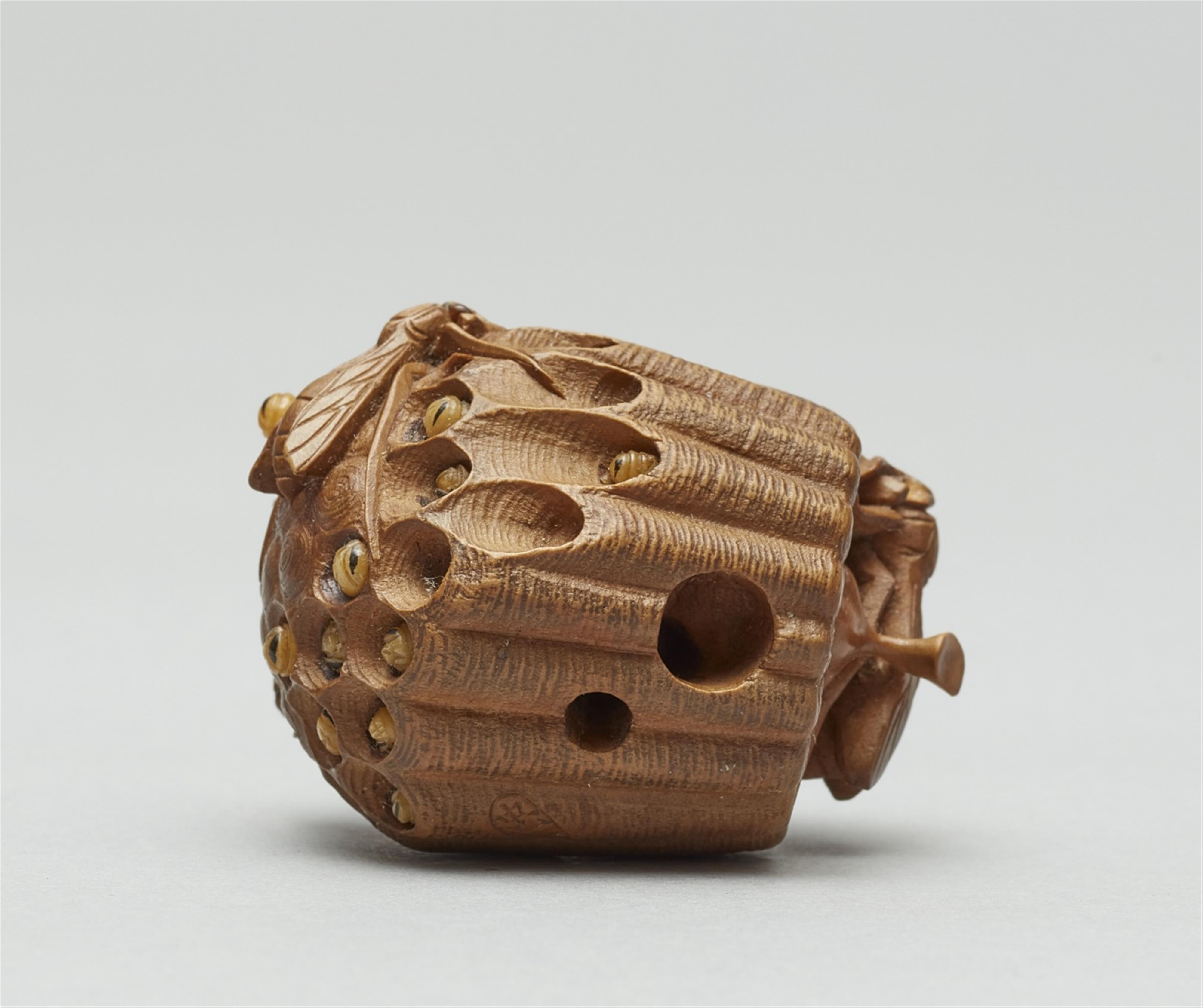 A boxwood netsuke of a wasp nest. Late 19th/early 20th century - image-2