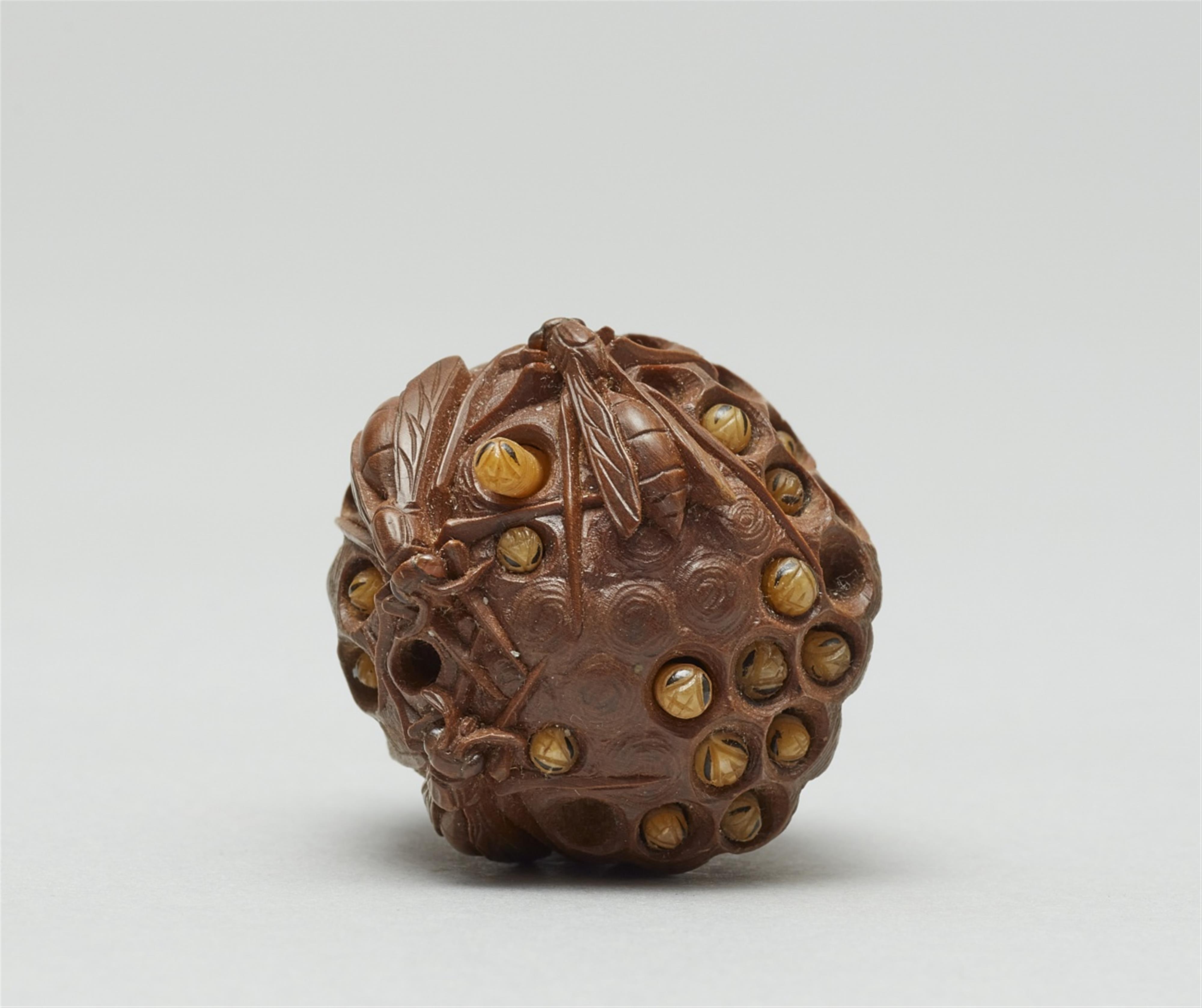 A boxwood netsuke of a wasp nest. Late 19th/early 20th century - image-3