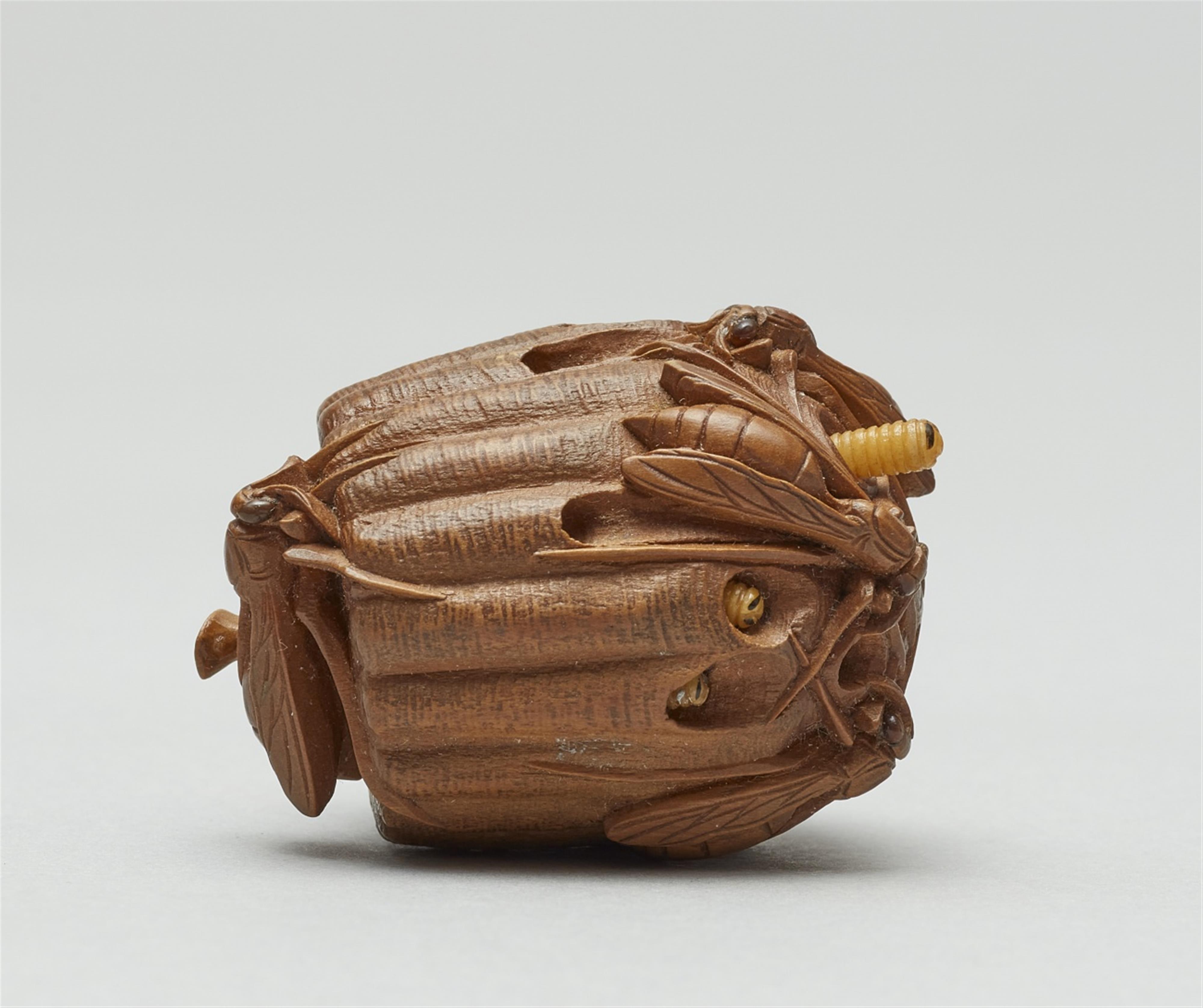 A boxwood netsuke of a wasp nest. Late 19th/early 20th century - image-4