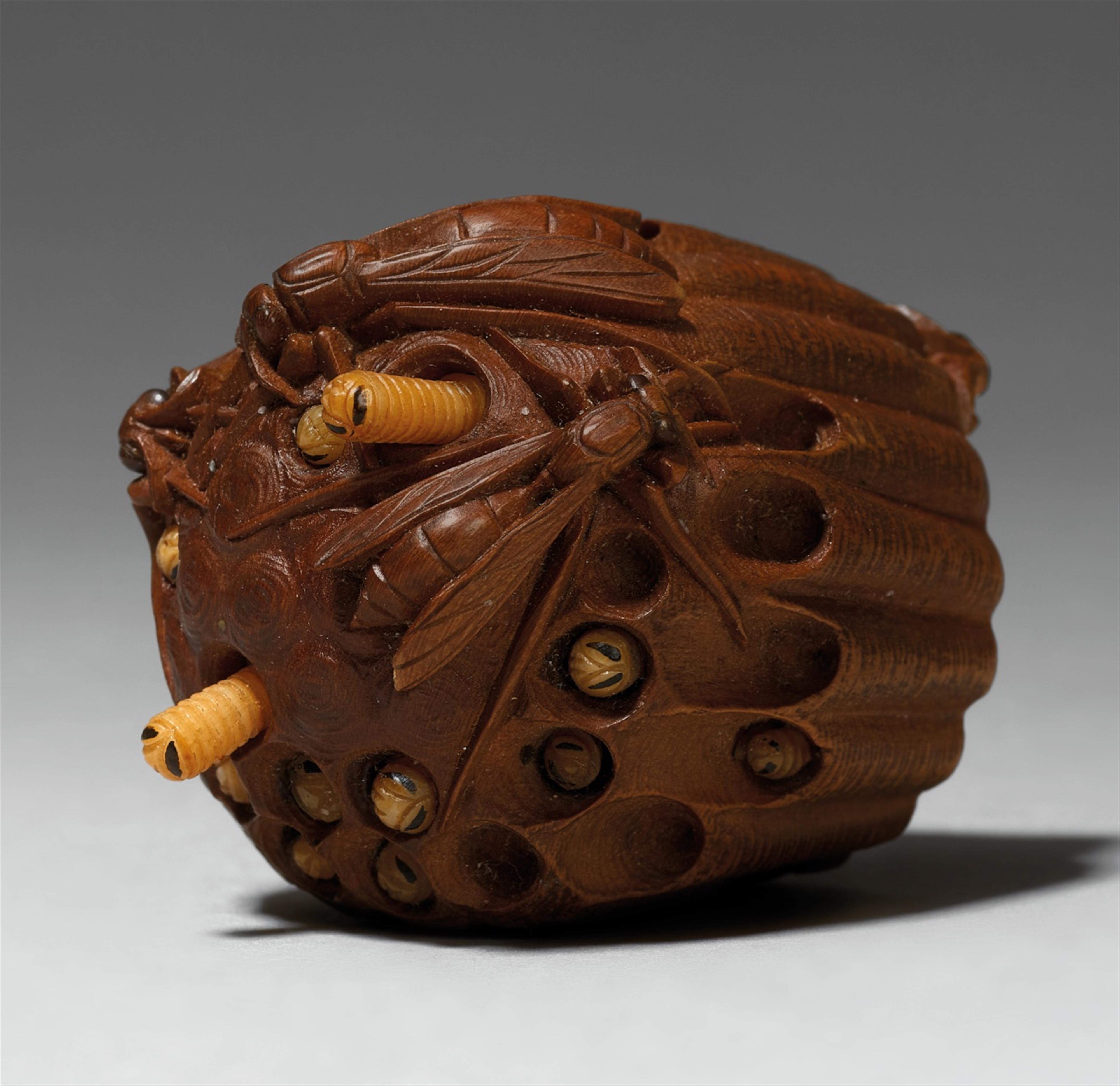 A boxwood netsuke of a wasp nest. Late 19th/early 20th century - image-1