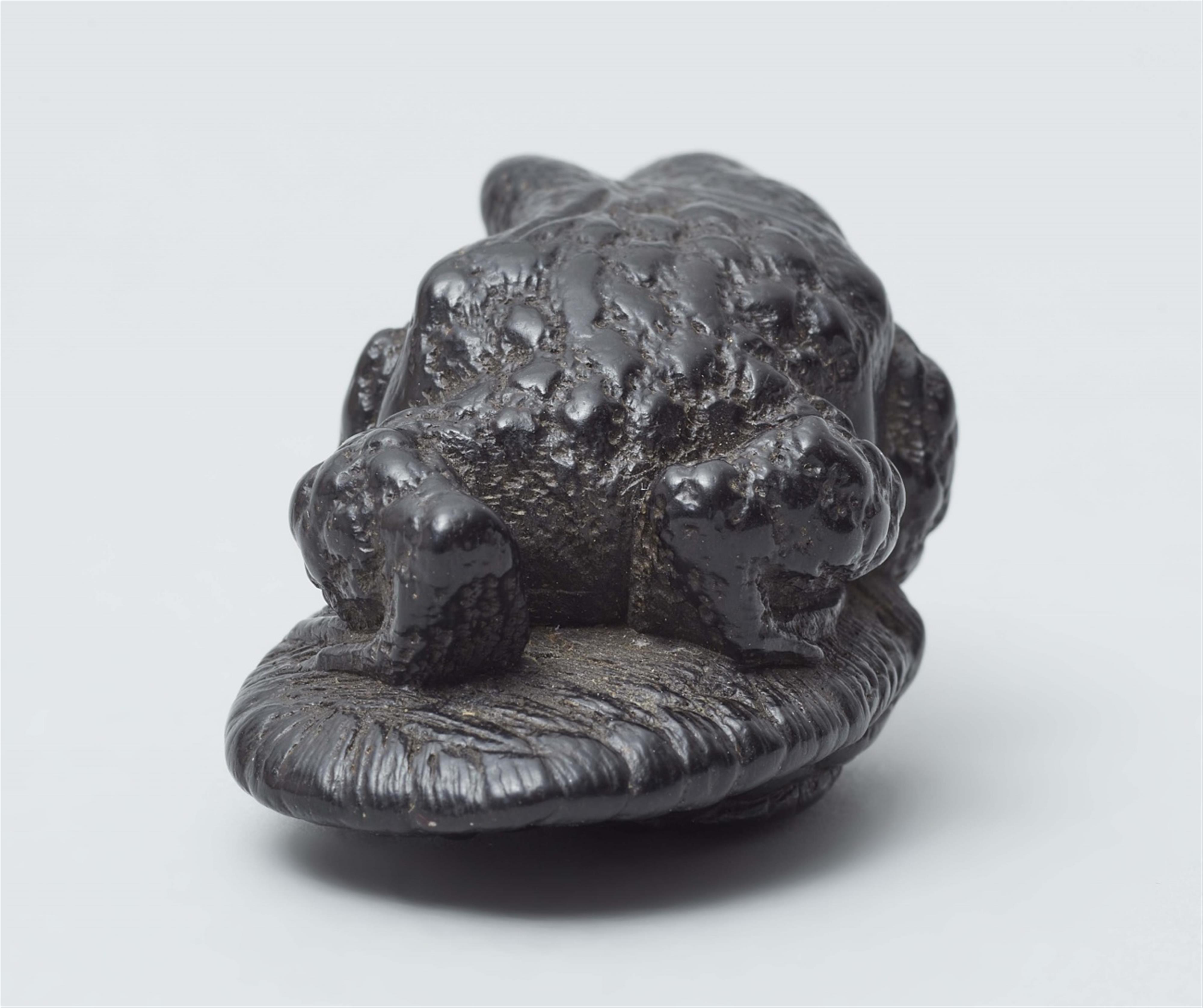 A kaki wood netsuke of a toad on a straw sandal. First half 19th century - image-3