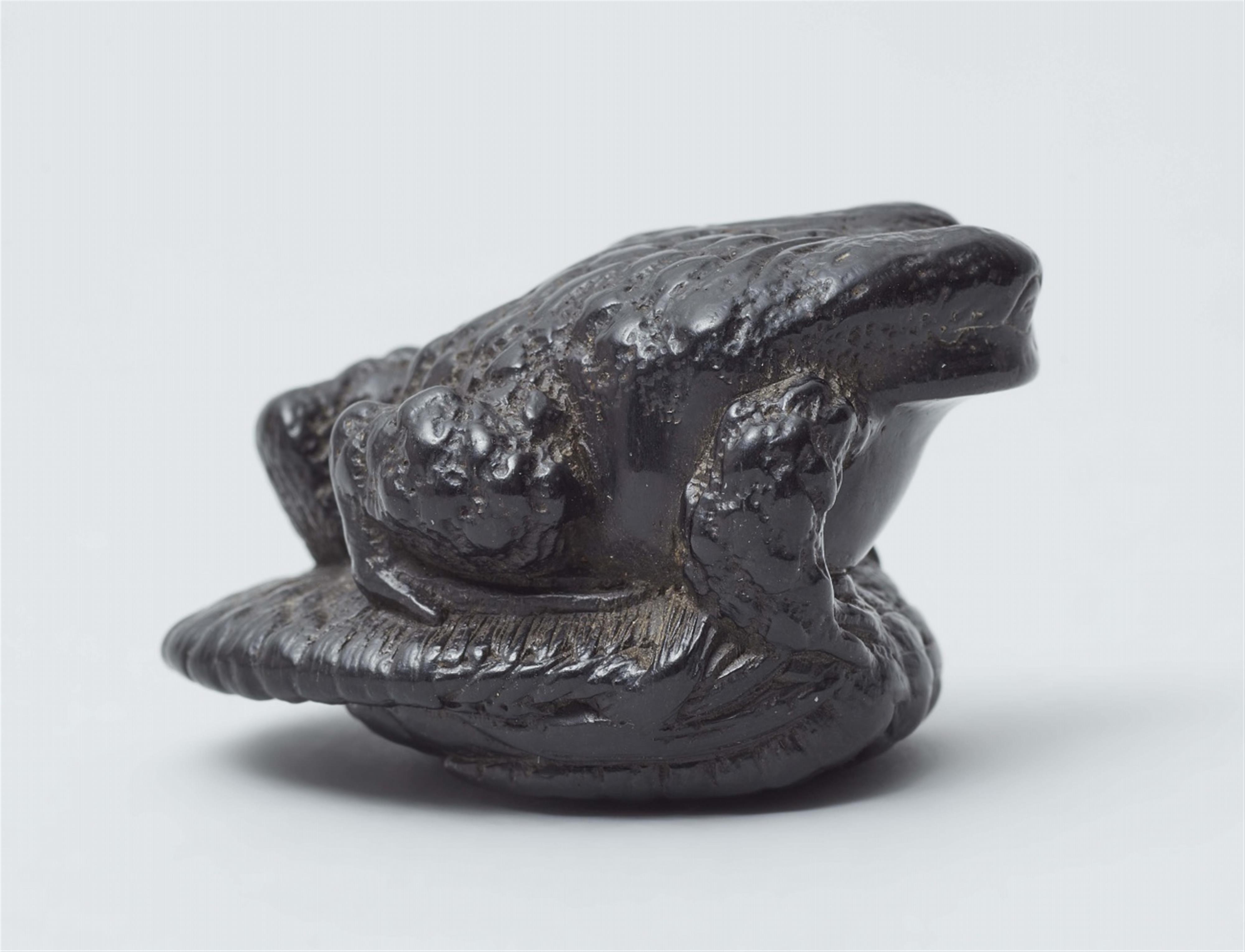 A kaki wood netsuke of a toad on a straw sandal. First half 19th century - image-4