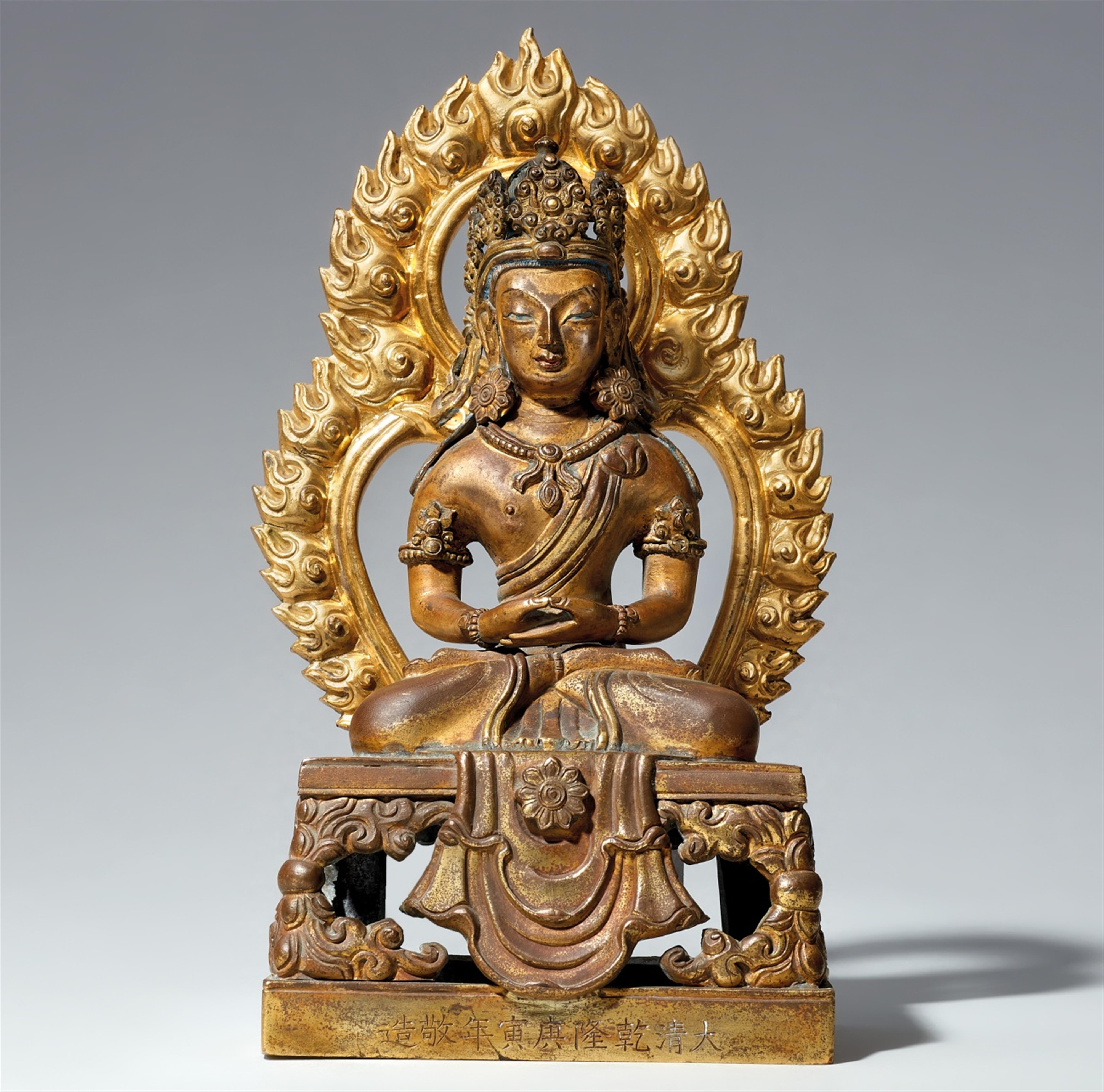 A gilt bronze figure of Buddha Amitayus. Qianlong period, dated by inscription to the cyclical year of gengyin, corresponding to 1770 - image-1