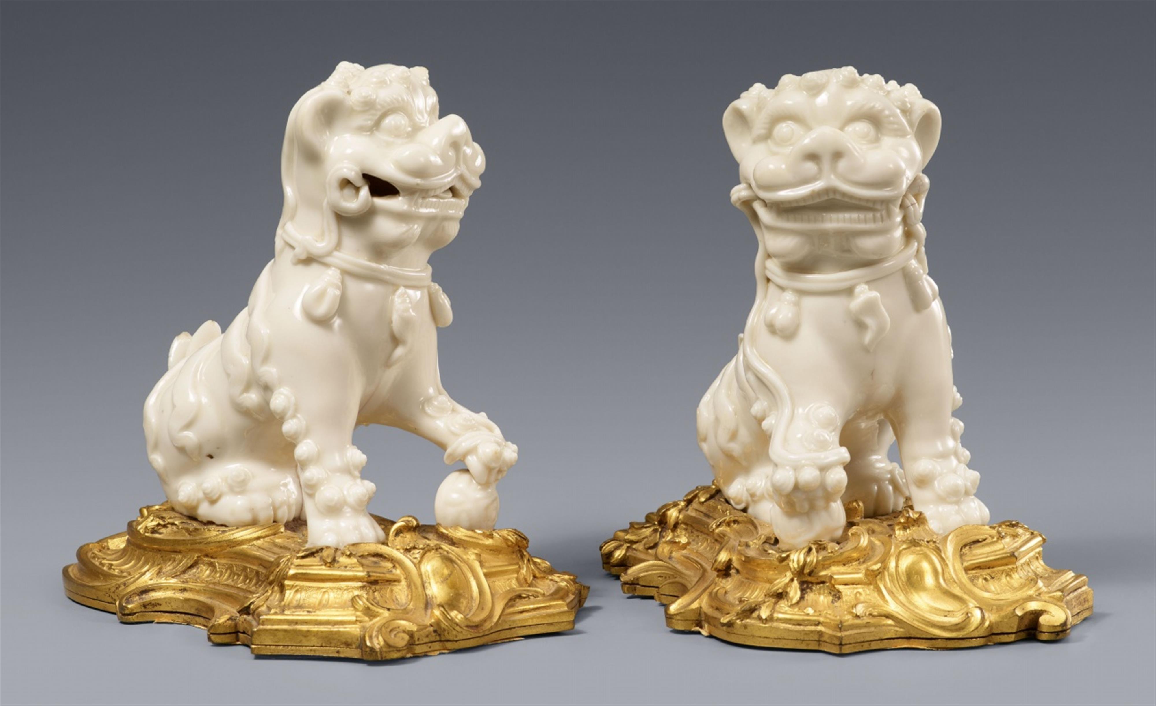 Paar blanc de Chine-Löwen in französischer Ormolu-Montierung. Dehua. Kangxi-Periode (1662-1722) - image-1