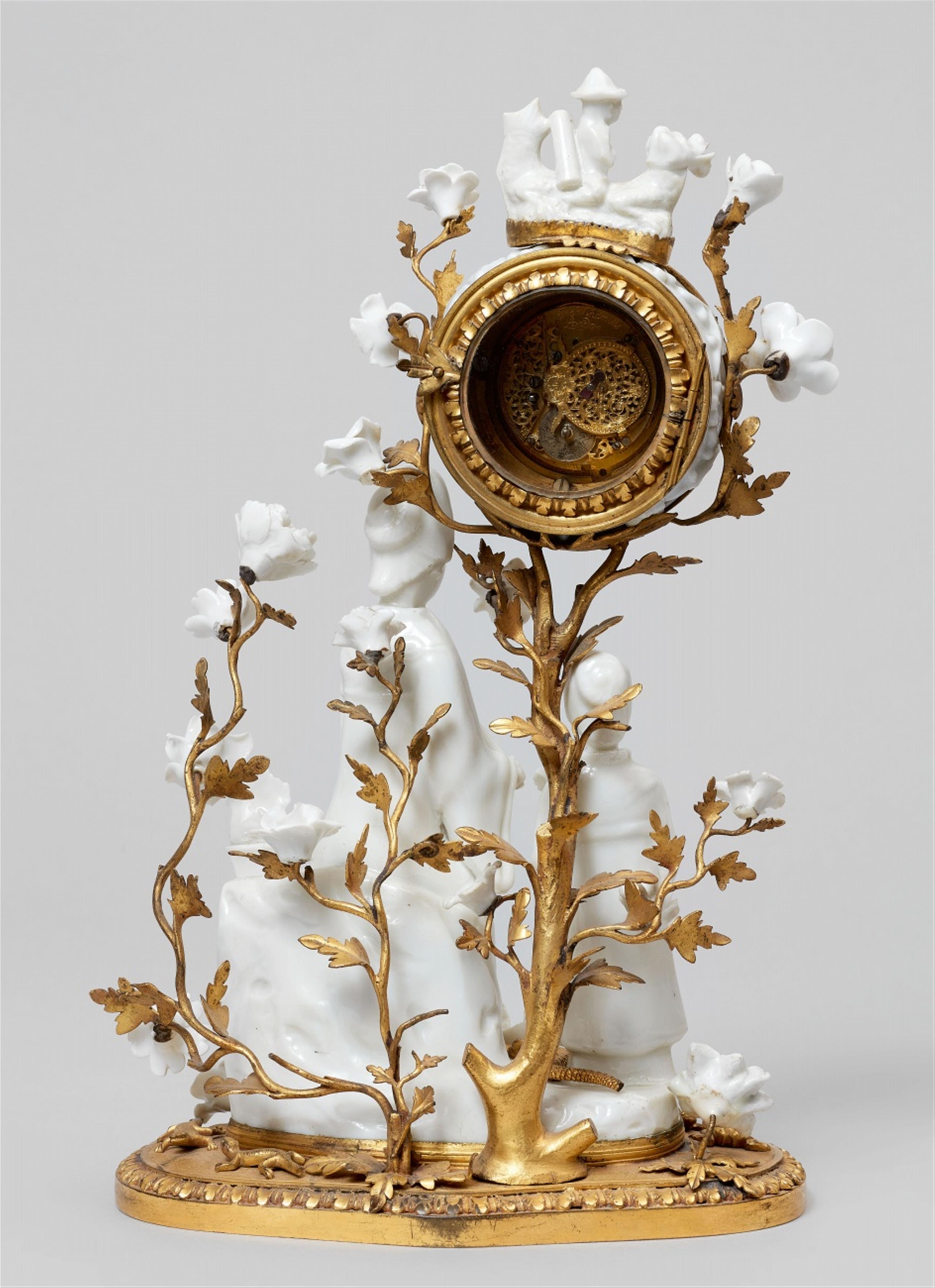An ormolu pendulum clockwatch with Dehua blanc de Chine figures. Kangxi period (1662-1722), clock by Thomas Windmills, London - image-2
