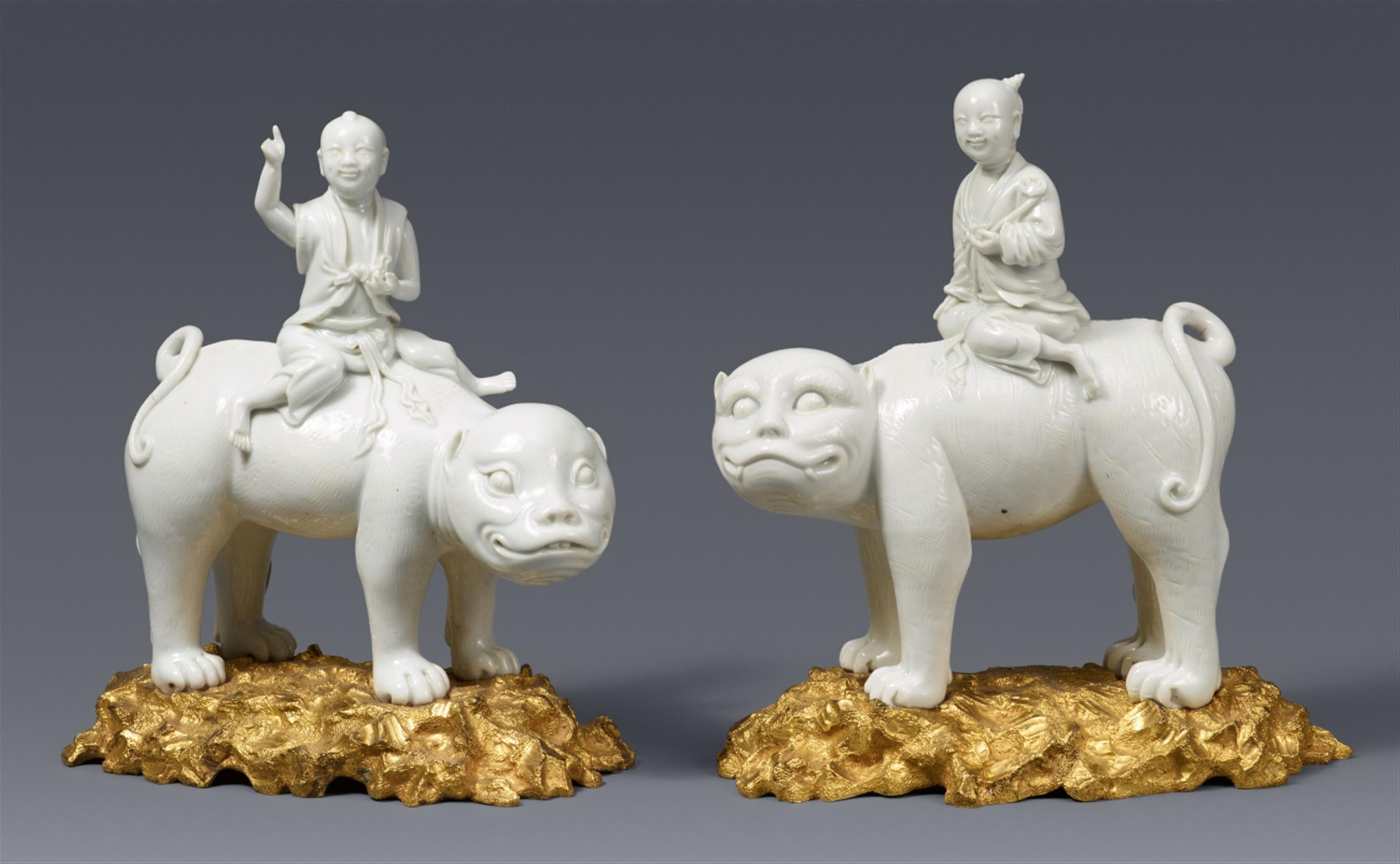 Paar blanc de Chine-Figuren von Knaben auf Tigern in französischer Ormolu-Montierung. Dehua. 1. Hälfte 18. Jh. - image-1