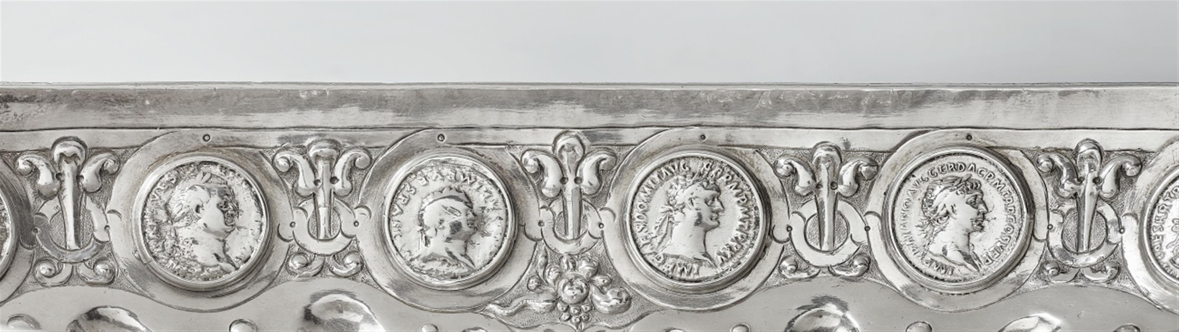 Antwerpener Renaissance-Schale mit römischen Münzen - image-5