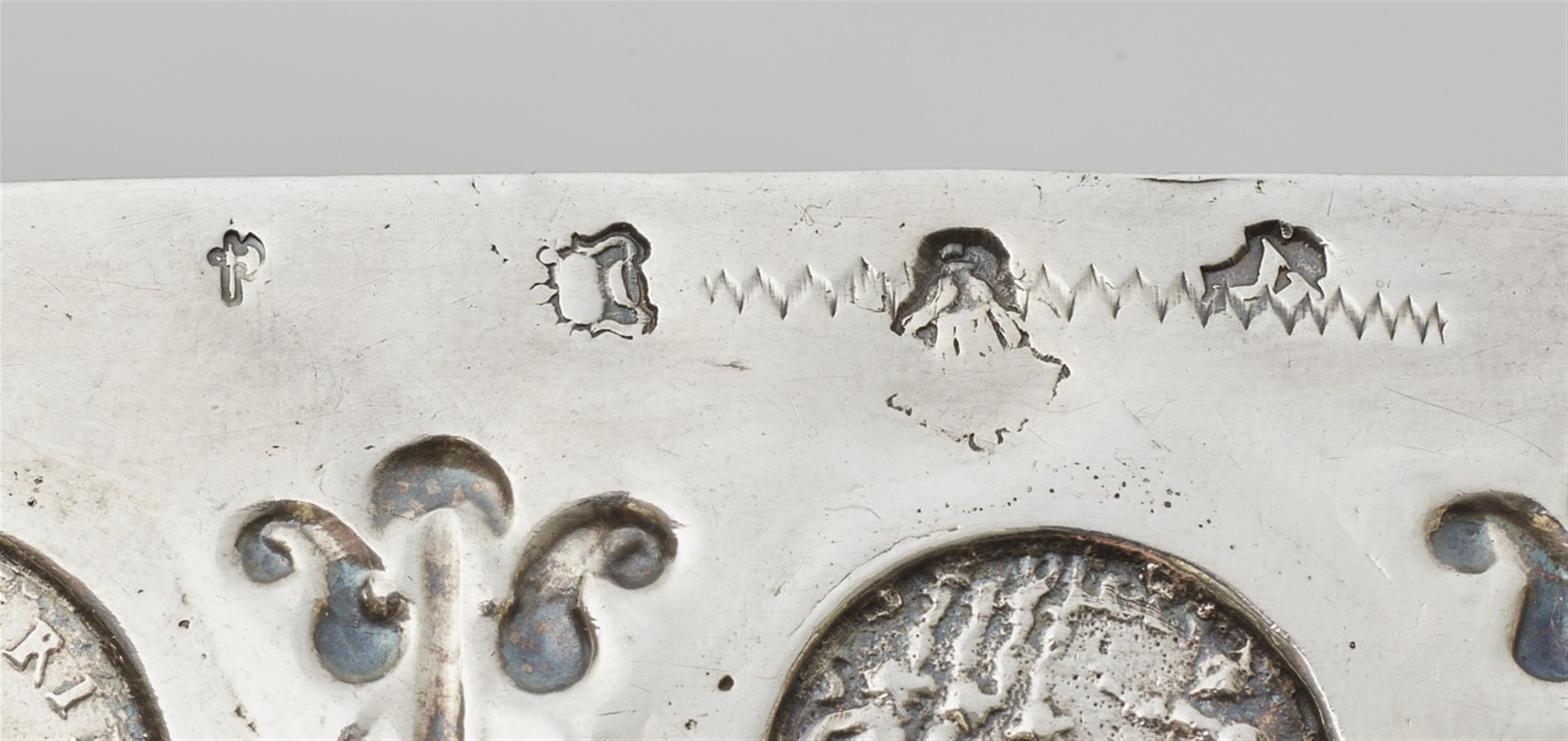 Antwerpener Renaissance-Schale mit römischen Münzen - image-7