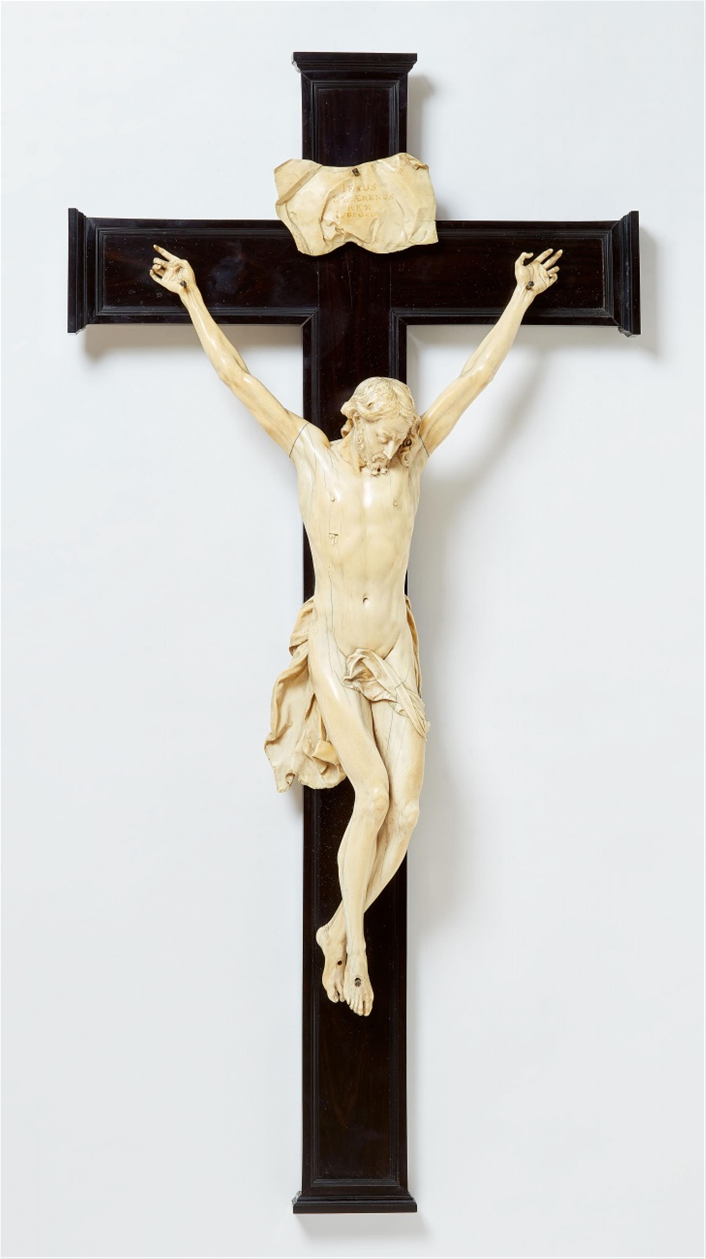 Mattheus van Beveren, attributed to - A carved ivory Corpus Christi, attributed to Mattheus van Beveren - image-1