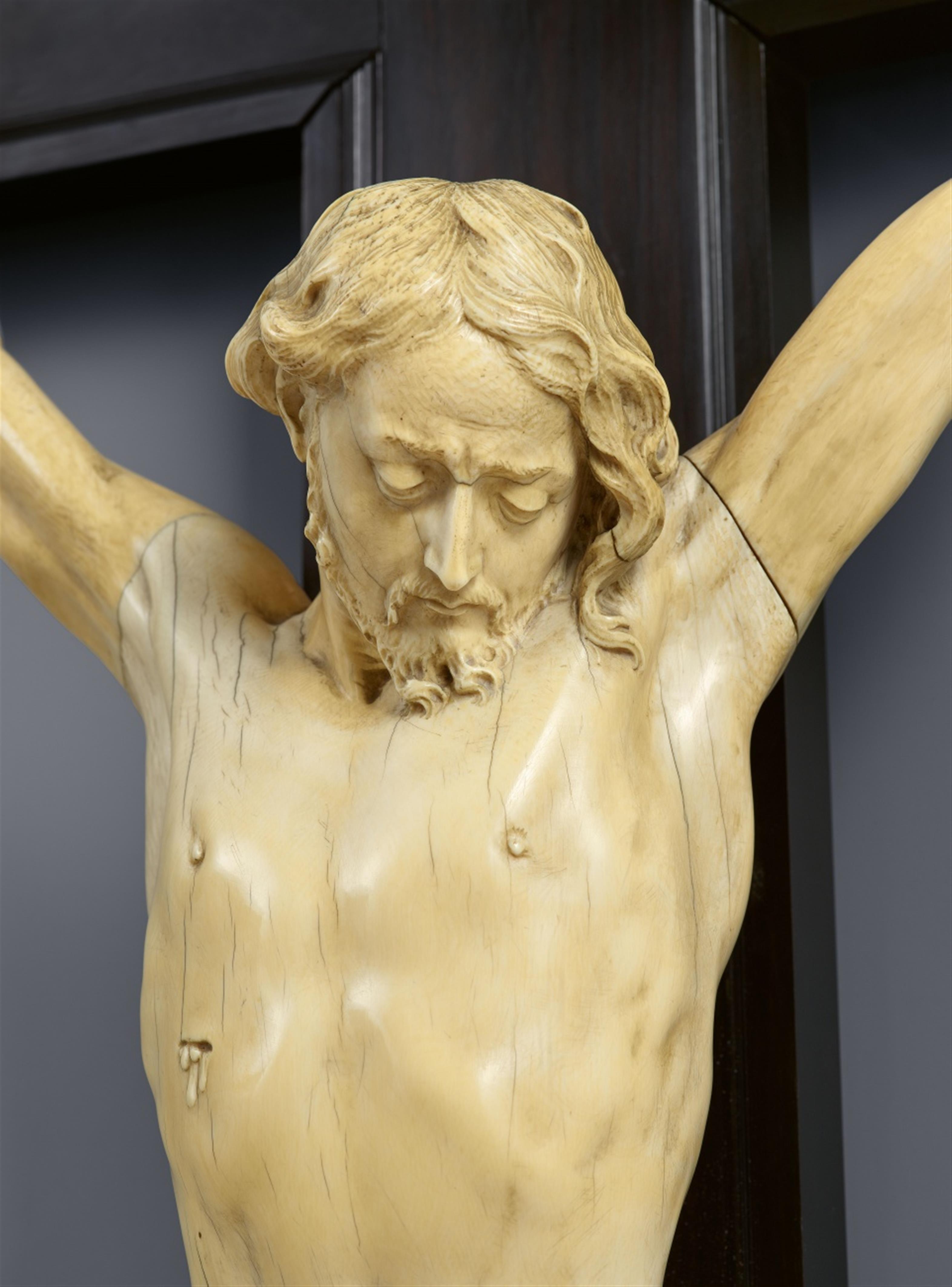 Mattheus van Beveren, attributed to - A carved ivory Corpus Christi, attributed to Mattheus van Beveren - image-5