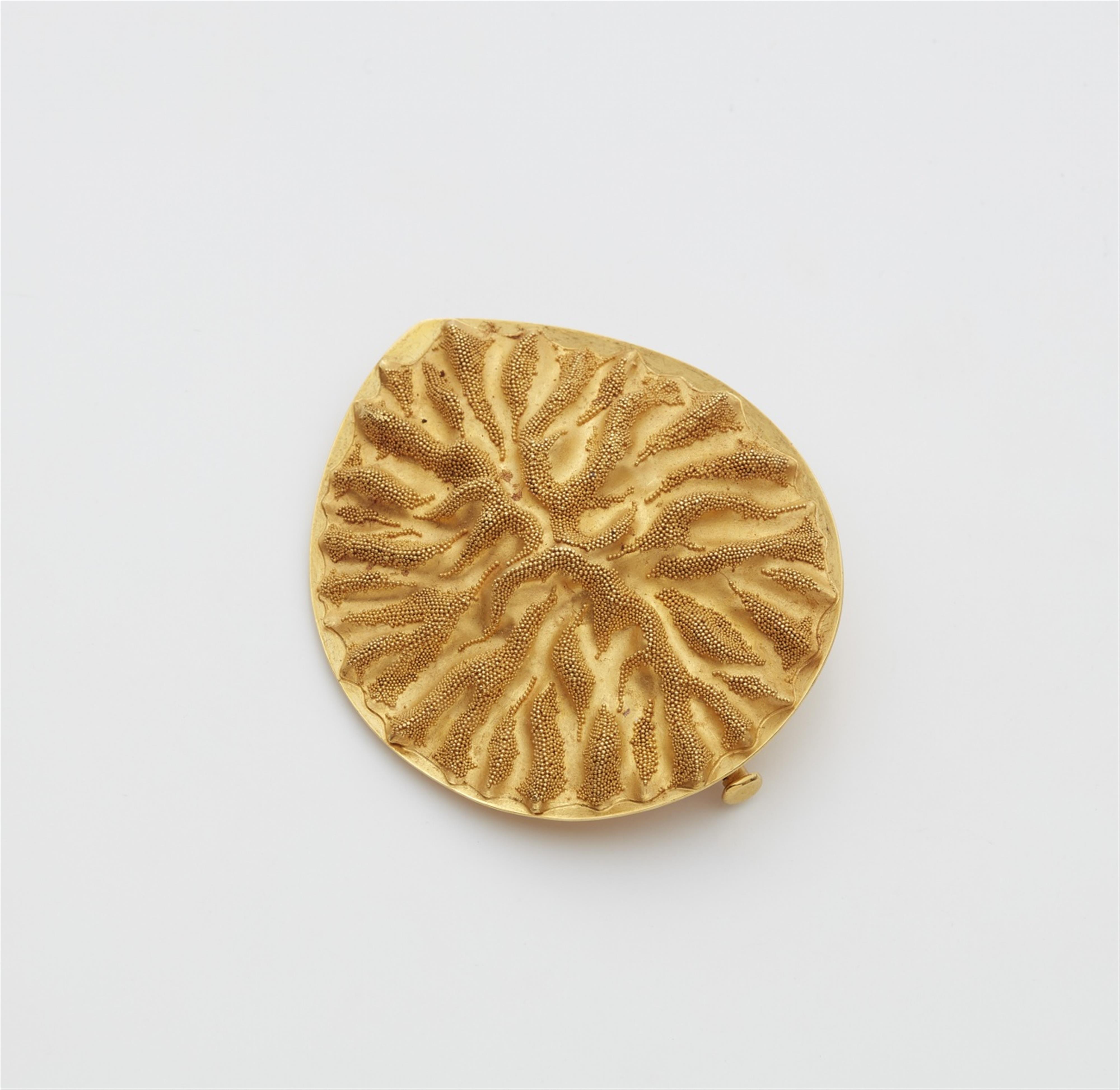 An 18k gold granulation brooch - image-1