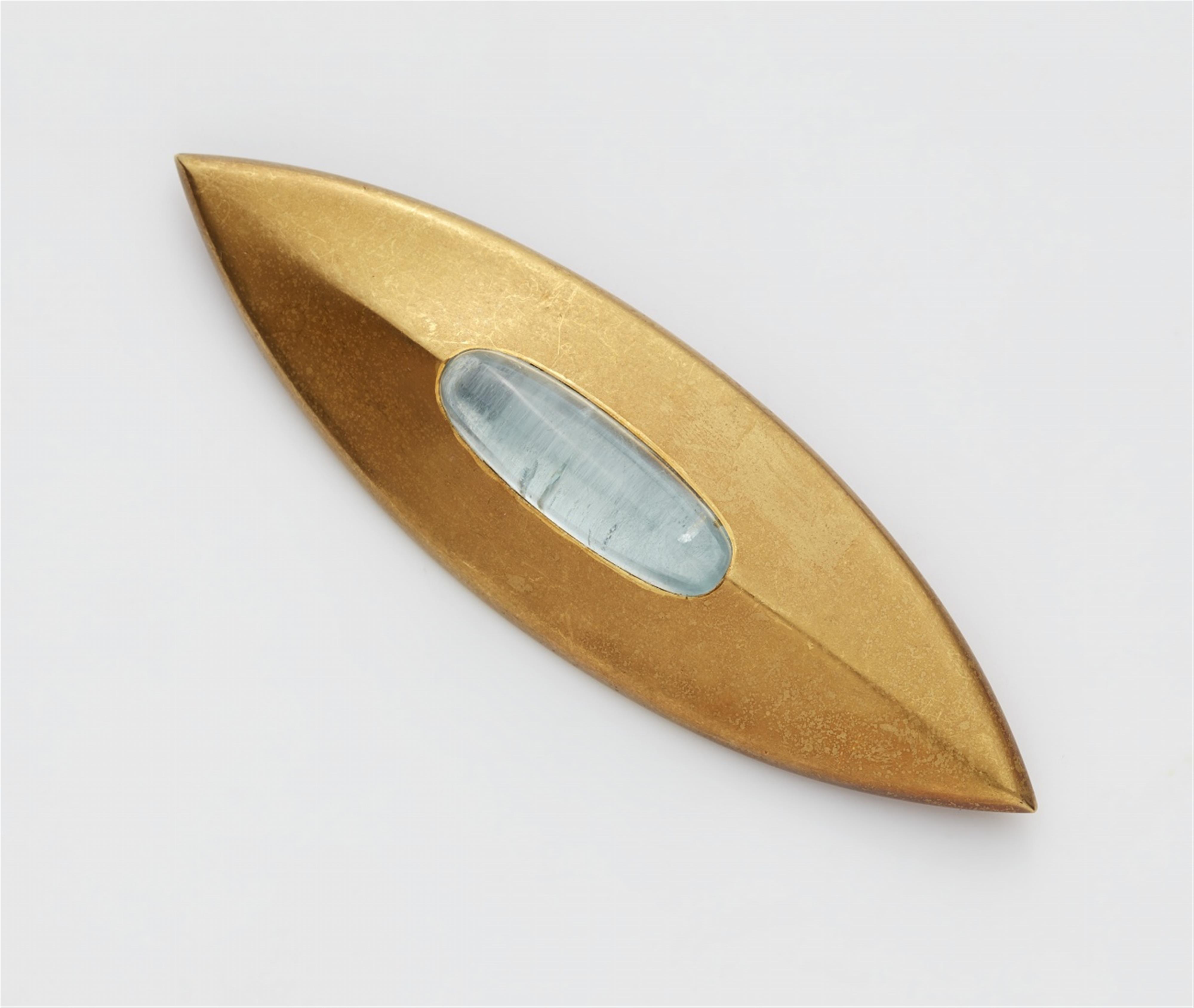 An 18k gold aquamarine brooch - image-1