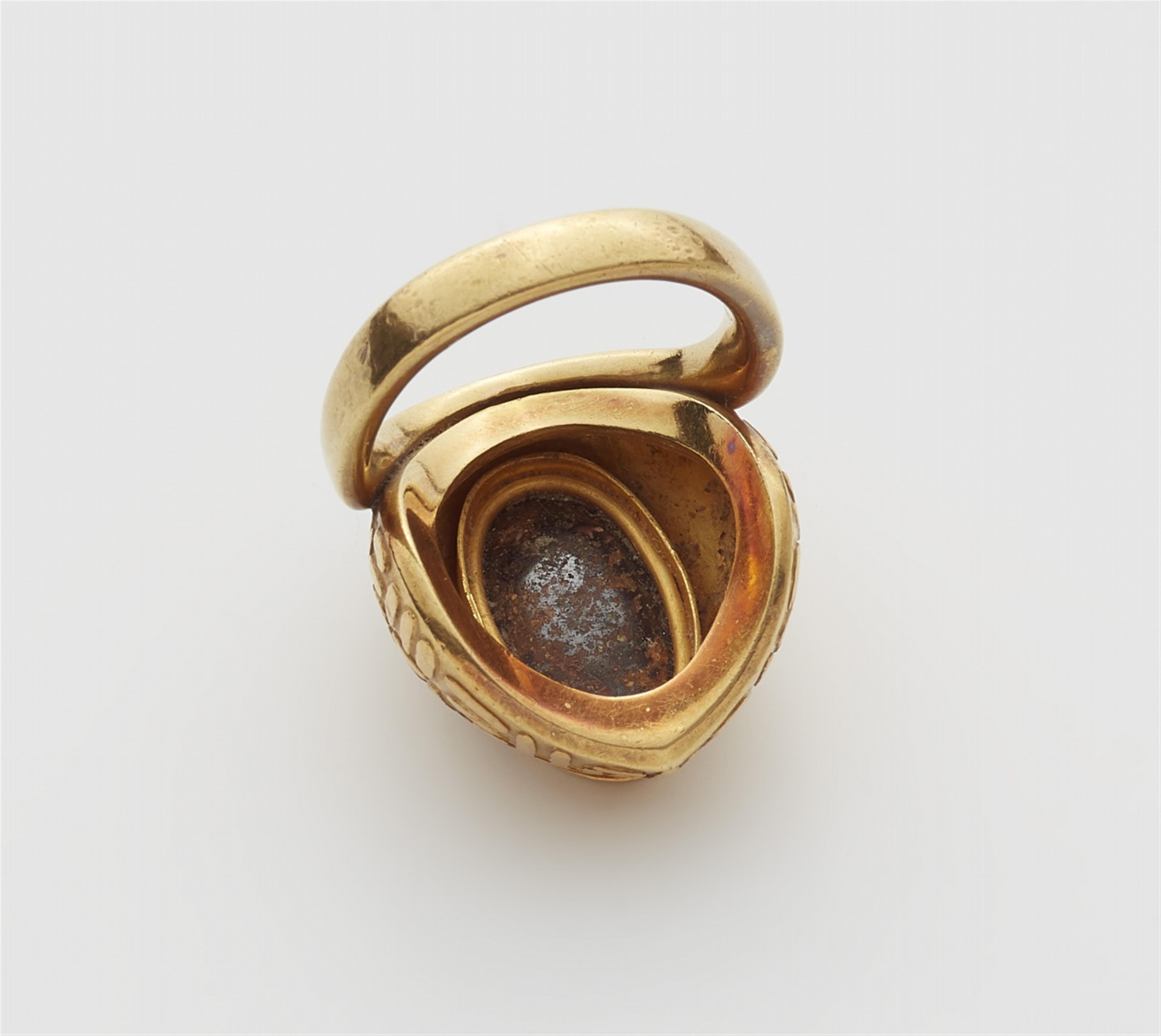 An 18k gold ring with an Andamooka opal - image-2