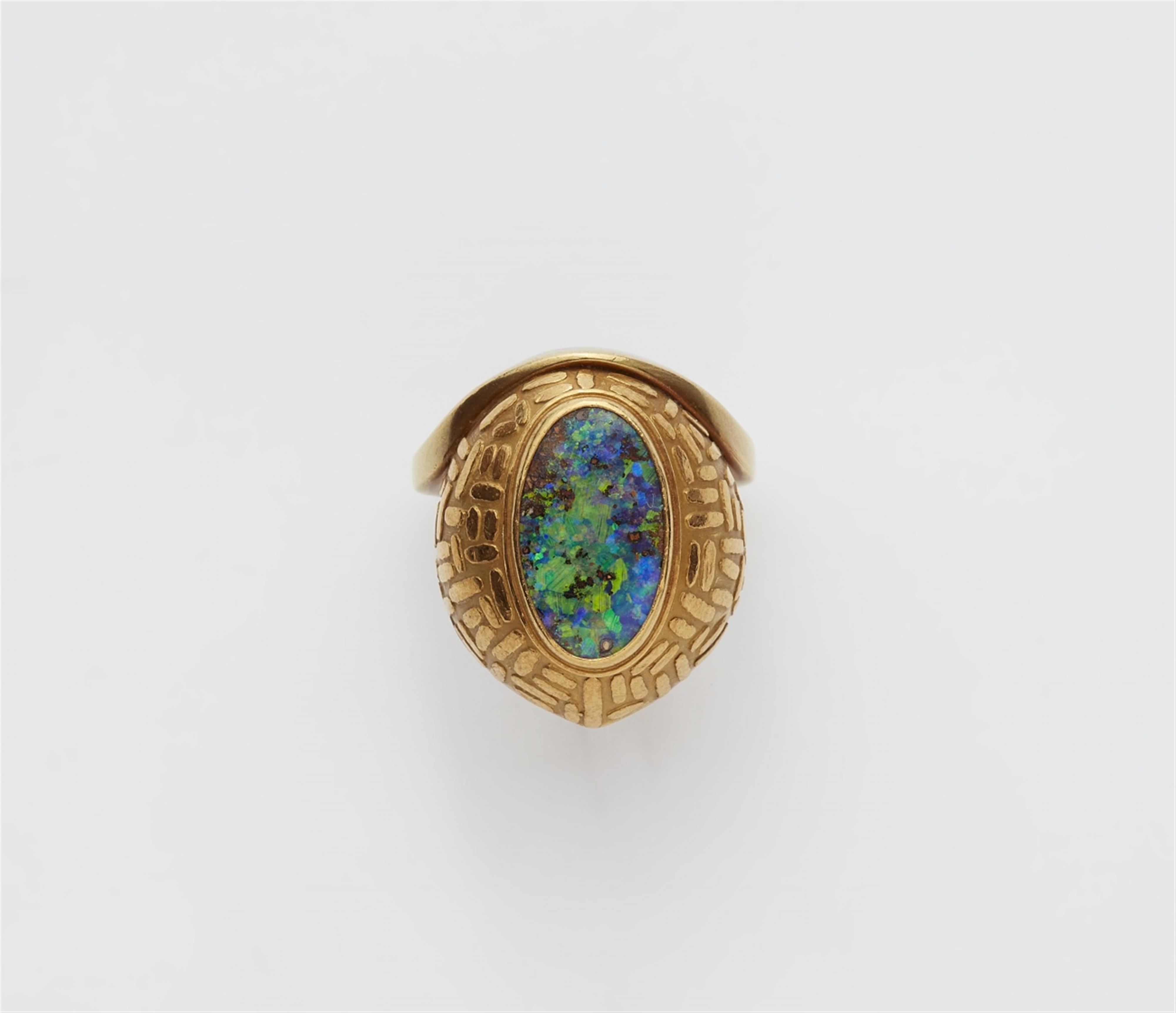 An 18k gold ring with an Andamooka opal - image-1