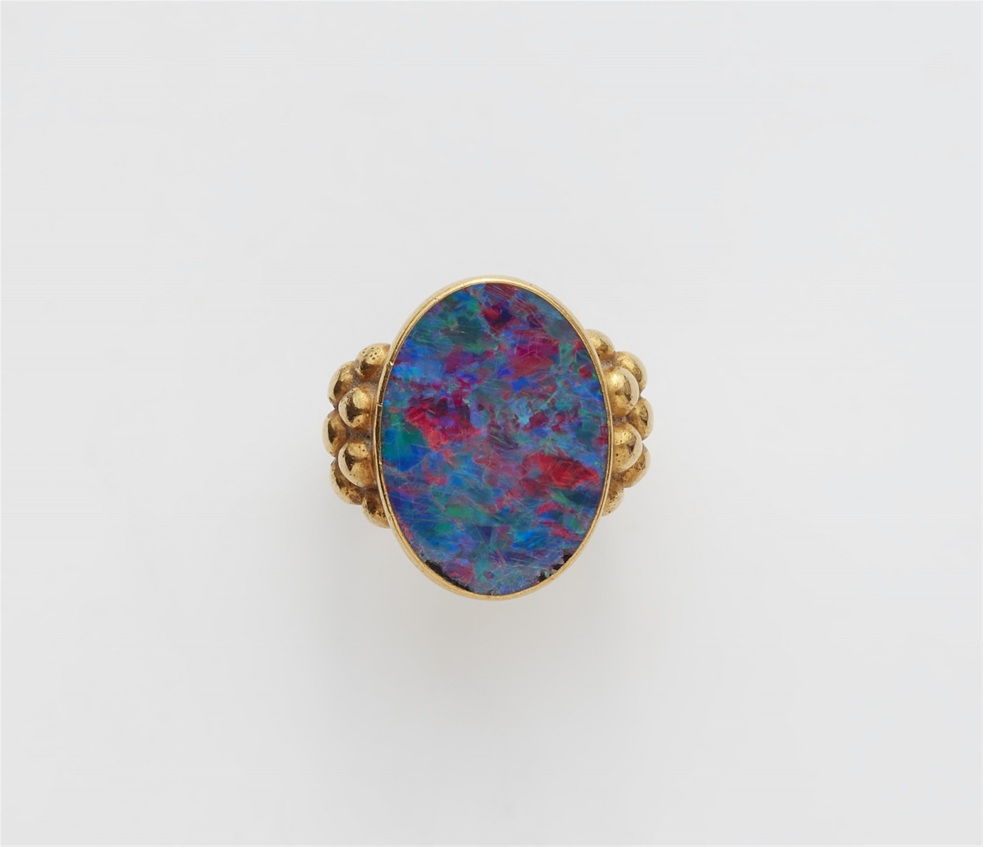 An 18k gold opal ring - image-1