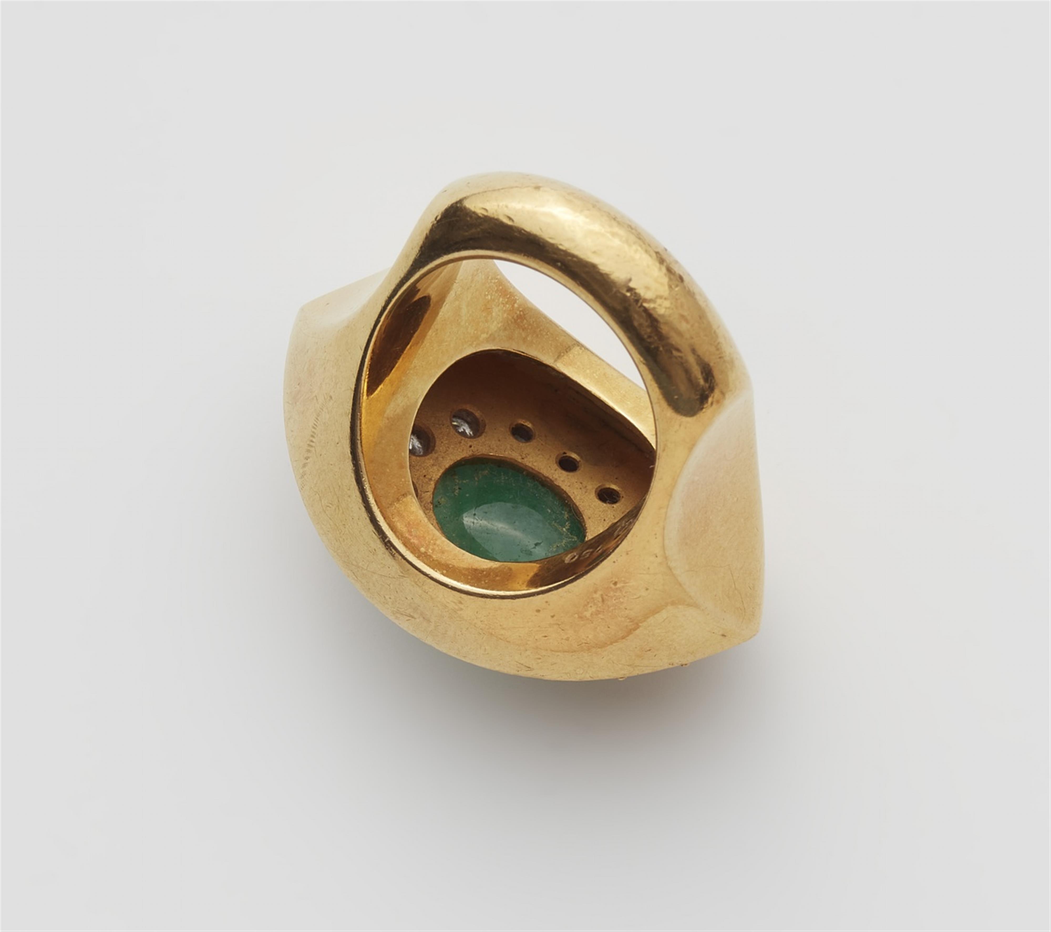 An 18k gold granulation emerald ring - image-2