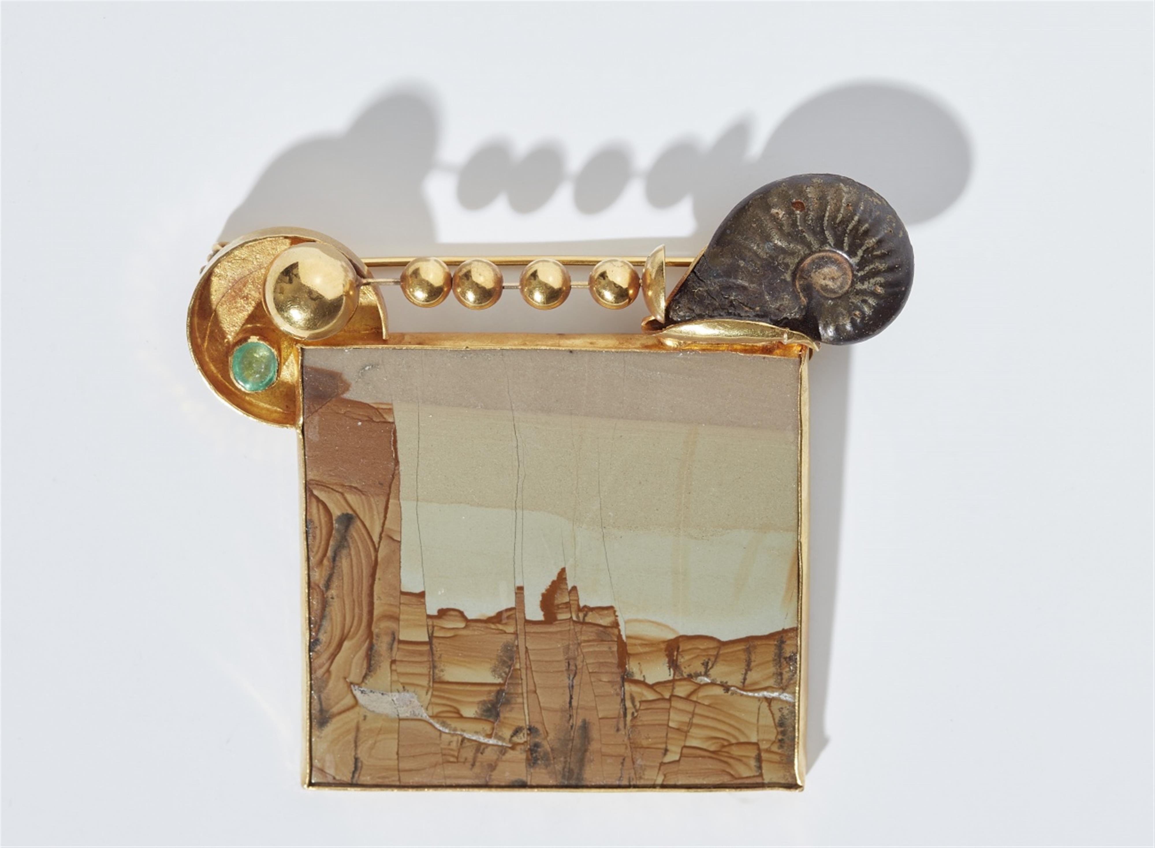 An 18k gold brooch with landscape agate - image-2