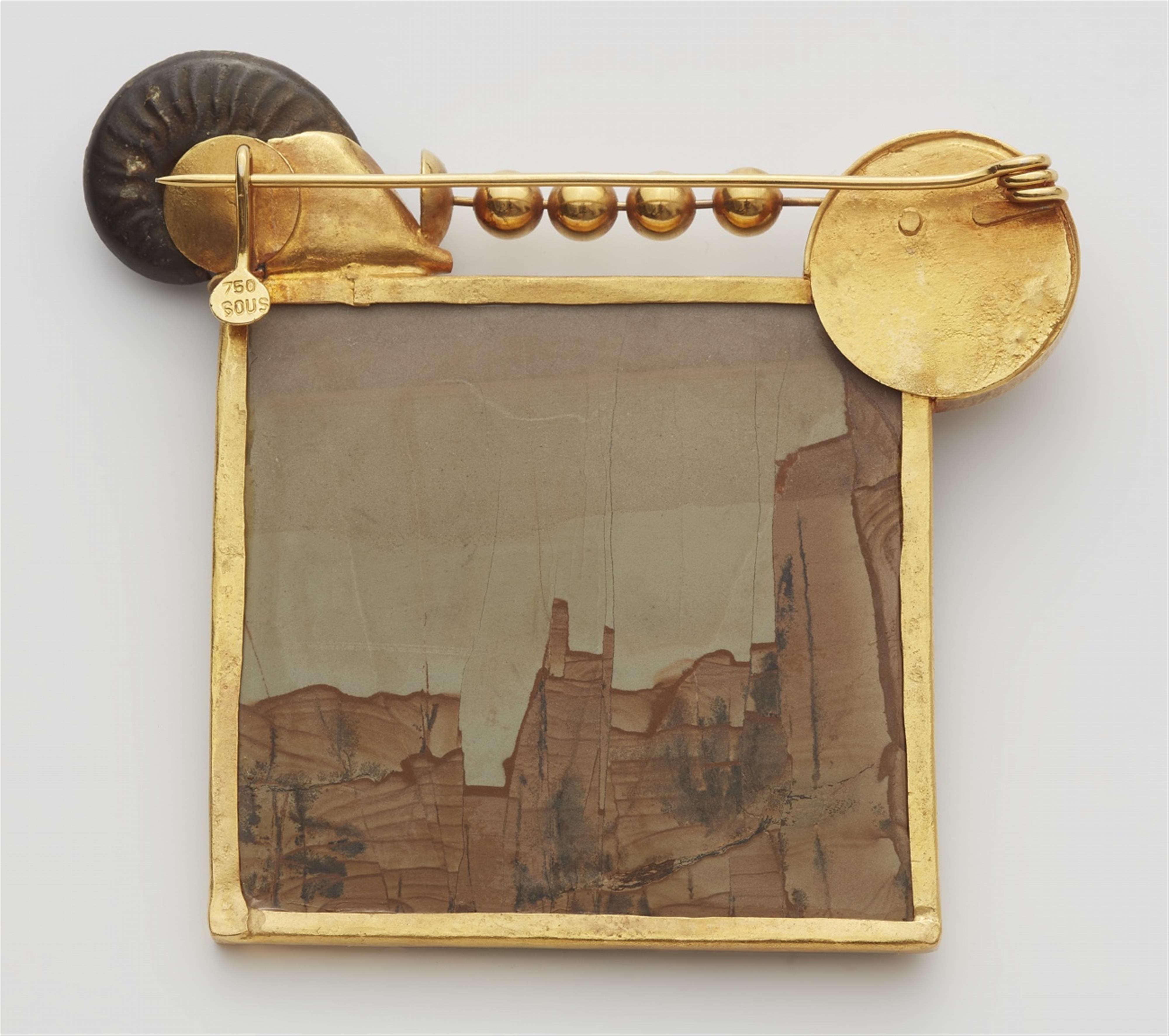 An 18k gold brooch with landscape agate - image-3