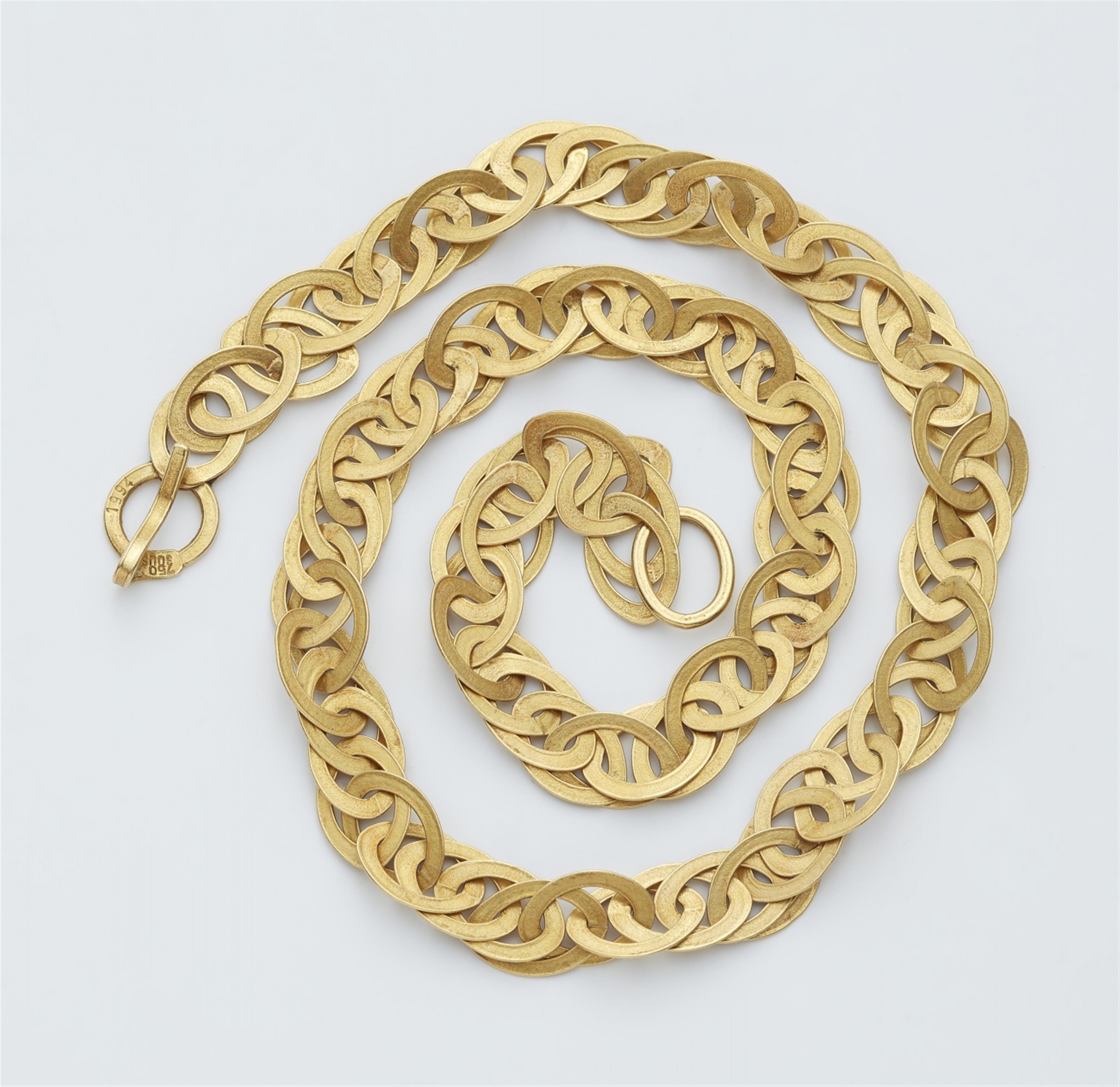 An 18k gold chain necklace - image-1