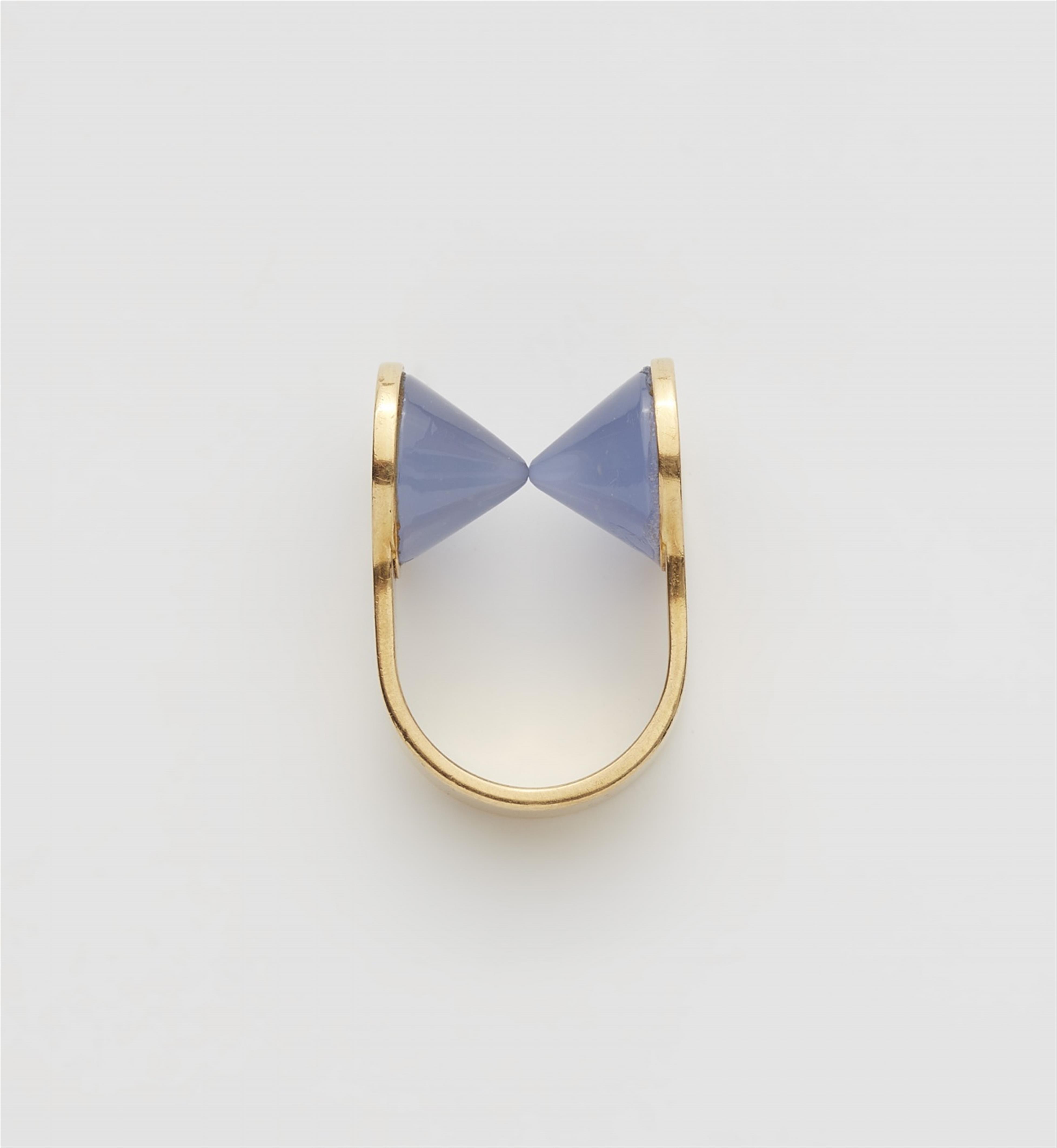 An 18k gold chalcedony ring - image-2