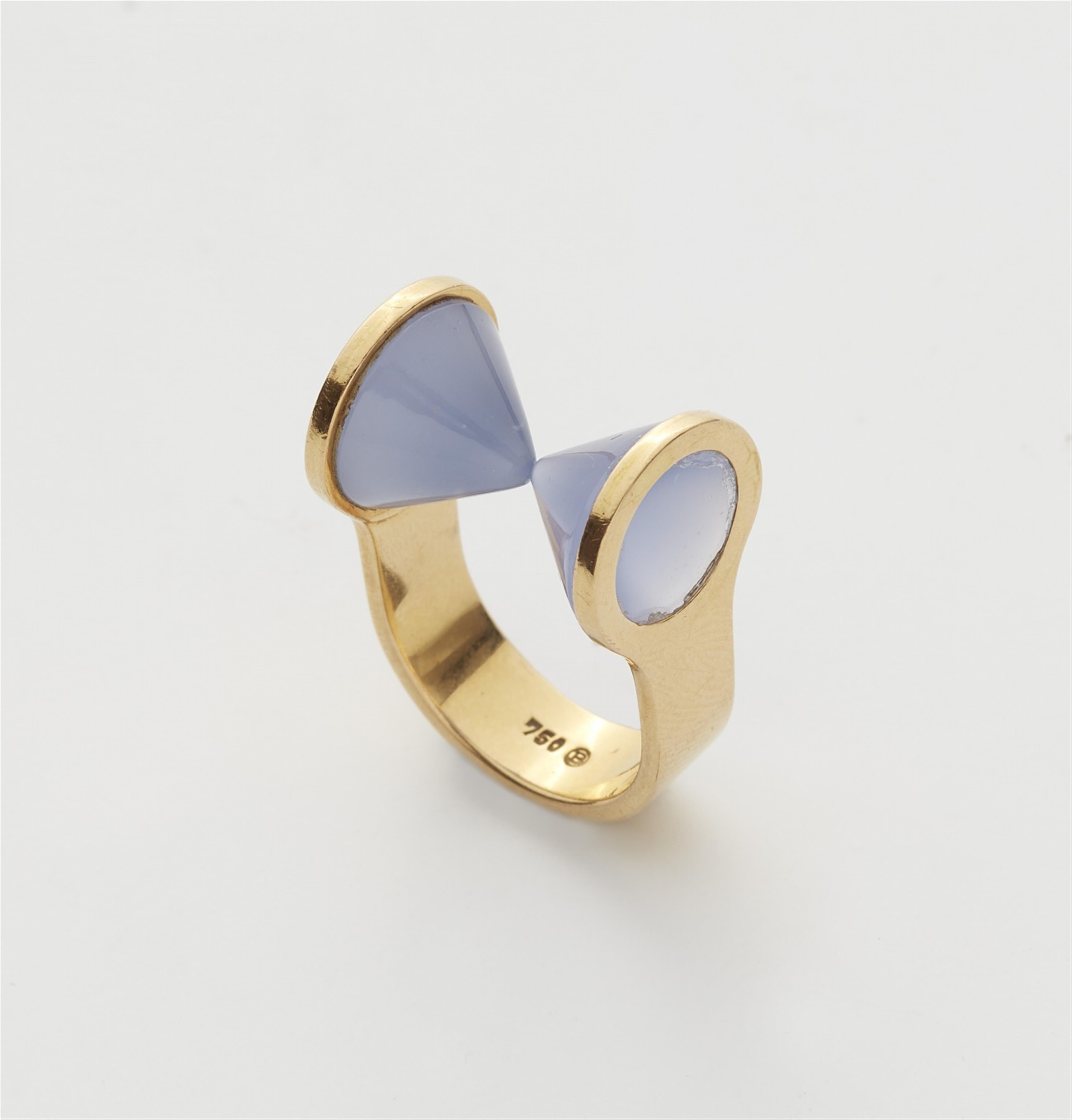 An 18k gold chalcedony ring - image-1