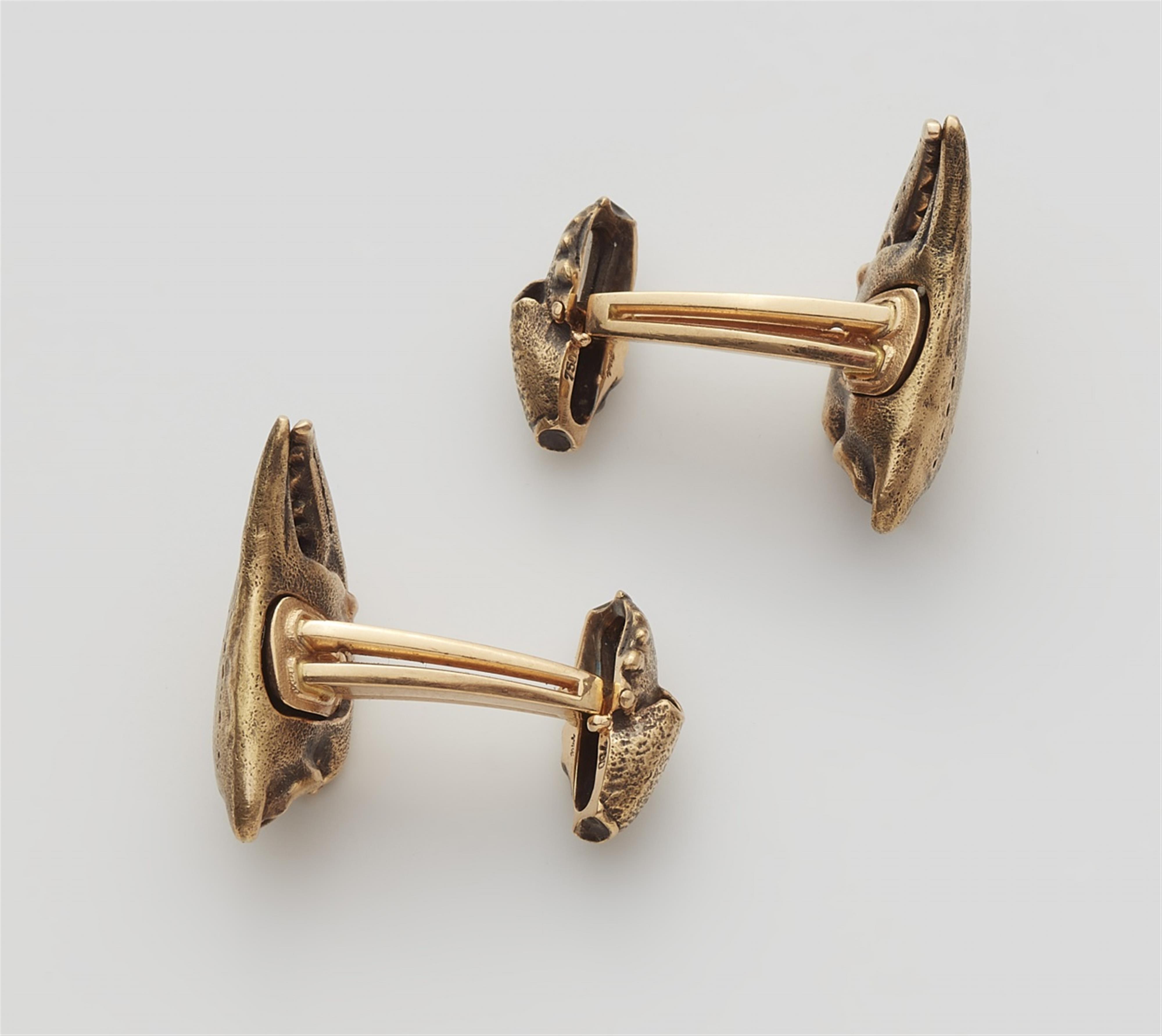A pair of 18k gold crab claw cufflinks "Knieper" - image-2