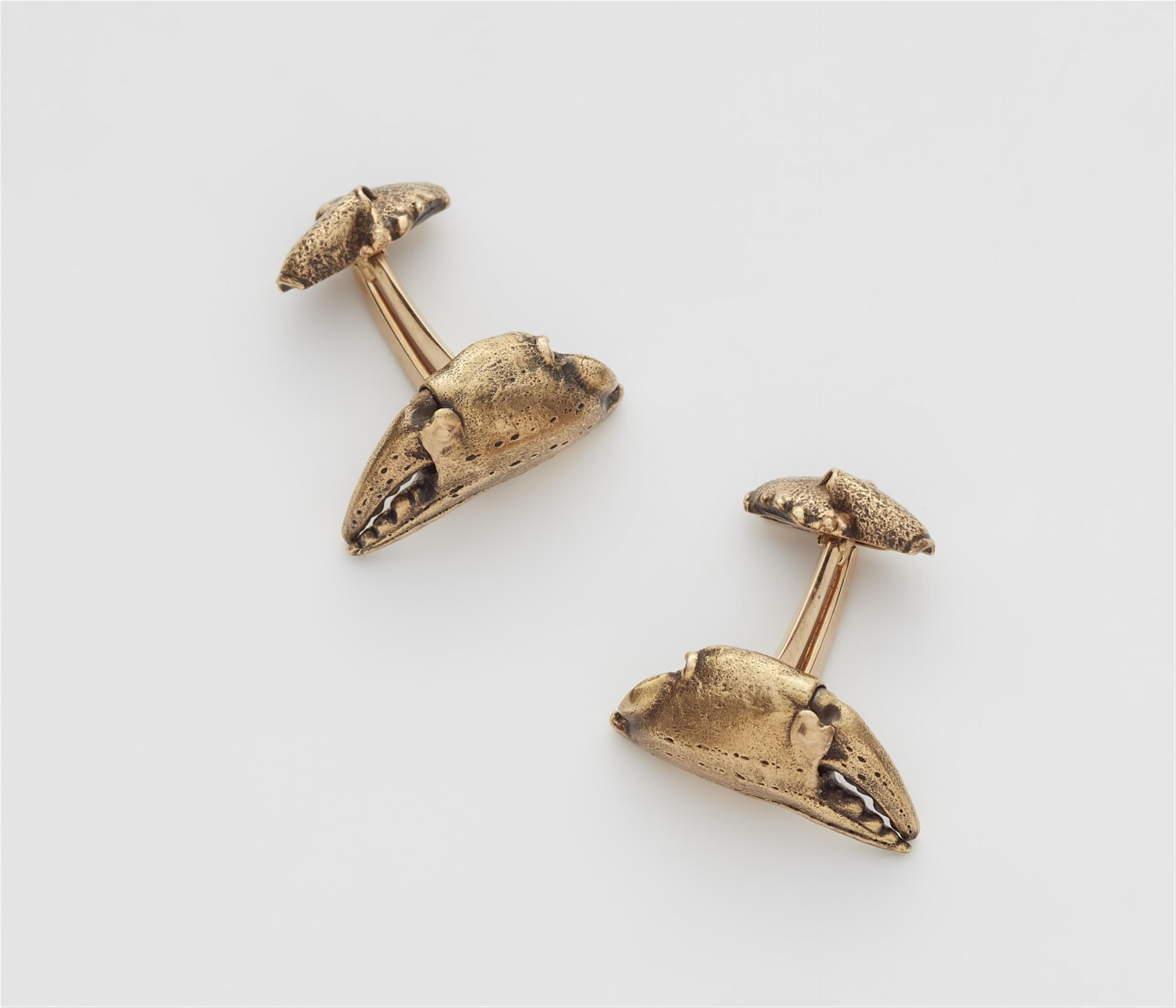 A pair of 18k gold crab claw cufflinks "Knieper" - image-1