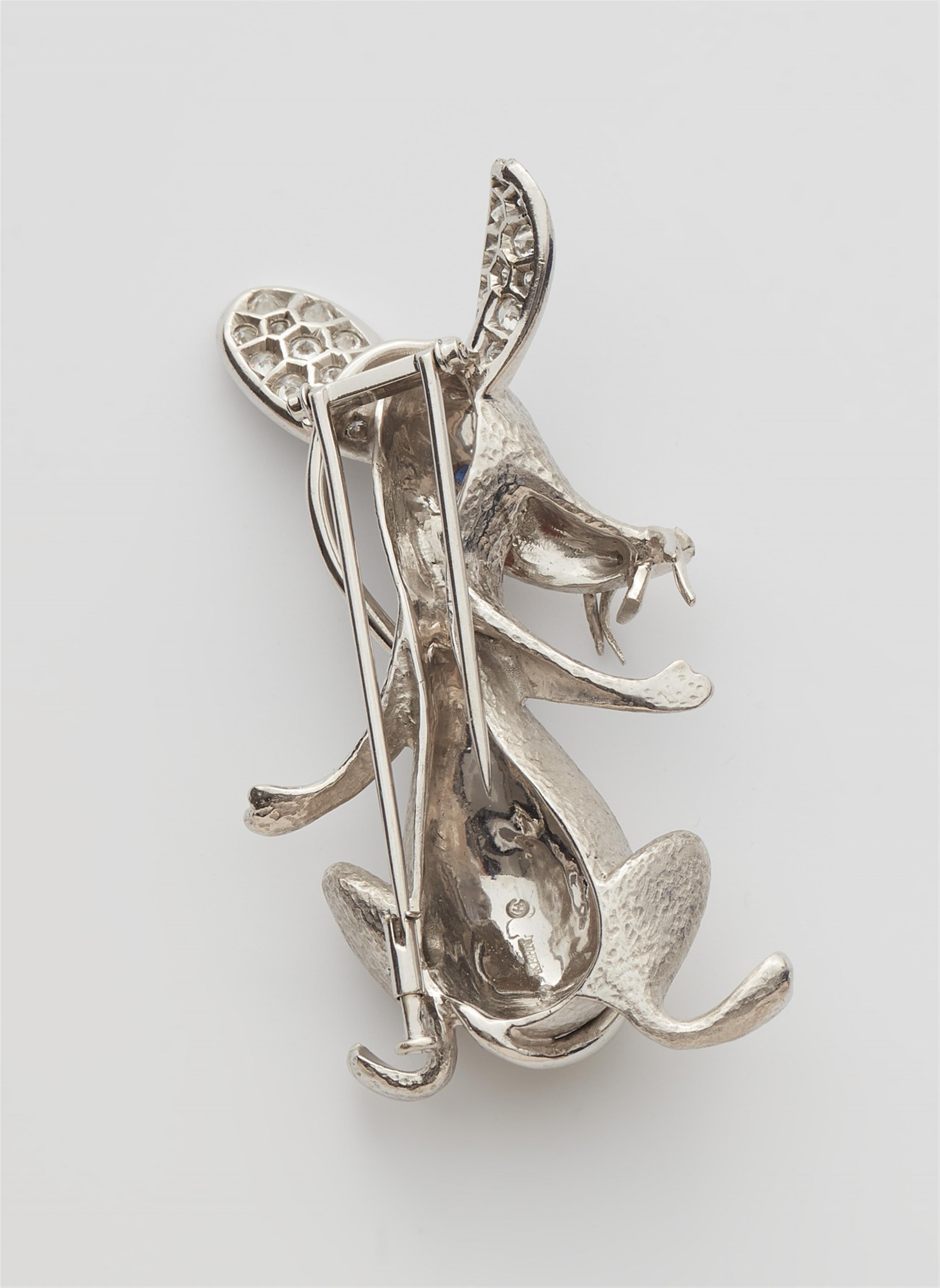 An 18k white gold mouse brooch - image-2