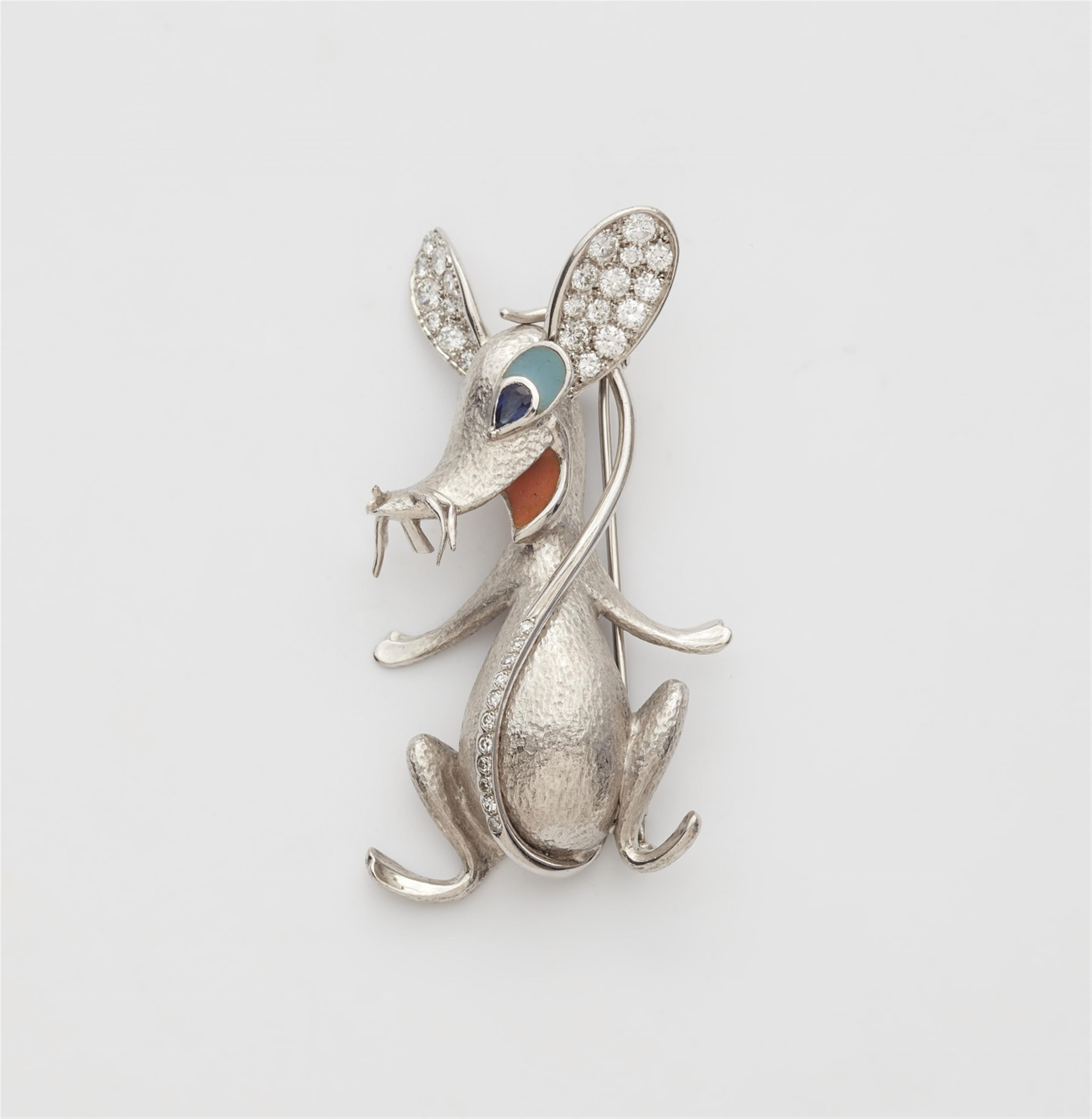 An 18k white gold mouse brooch - image-1
