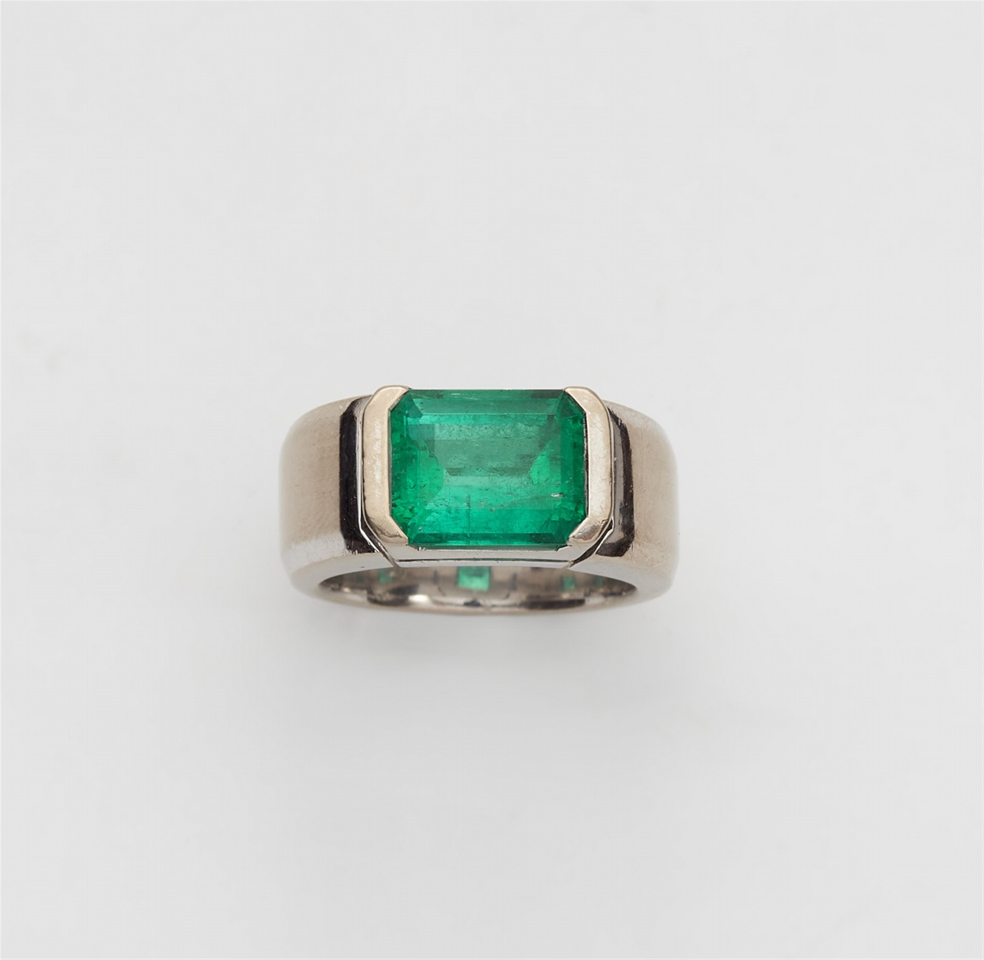 An 18k gold and natural Colombian emerald ring - image-1
