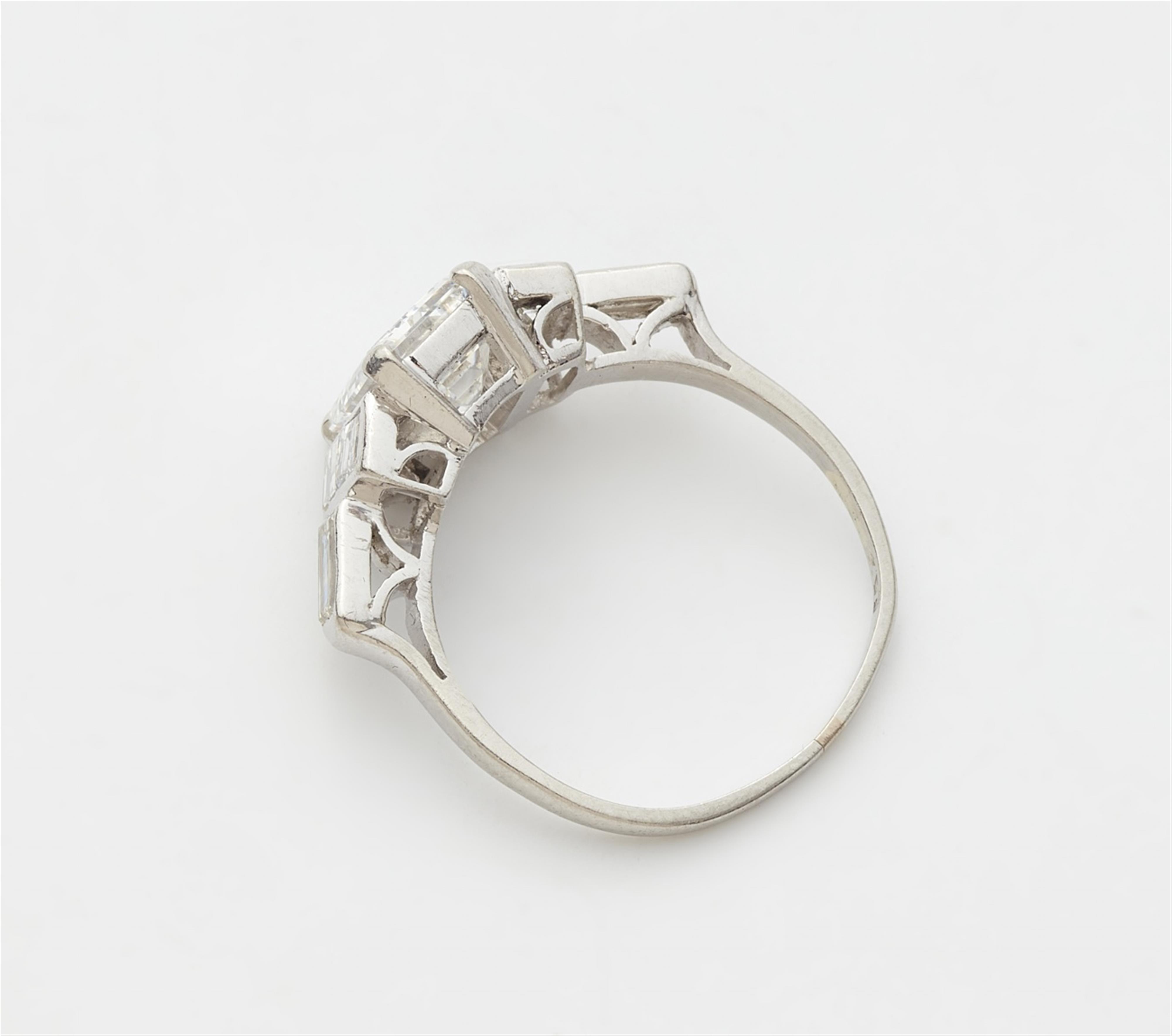 Ring mit Diamanten im emerald-cut - image-3